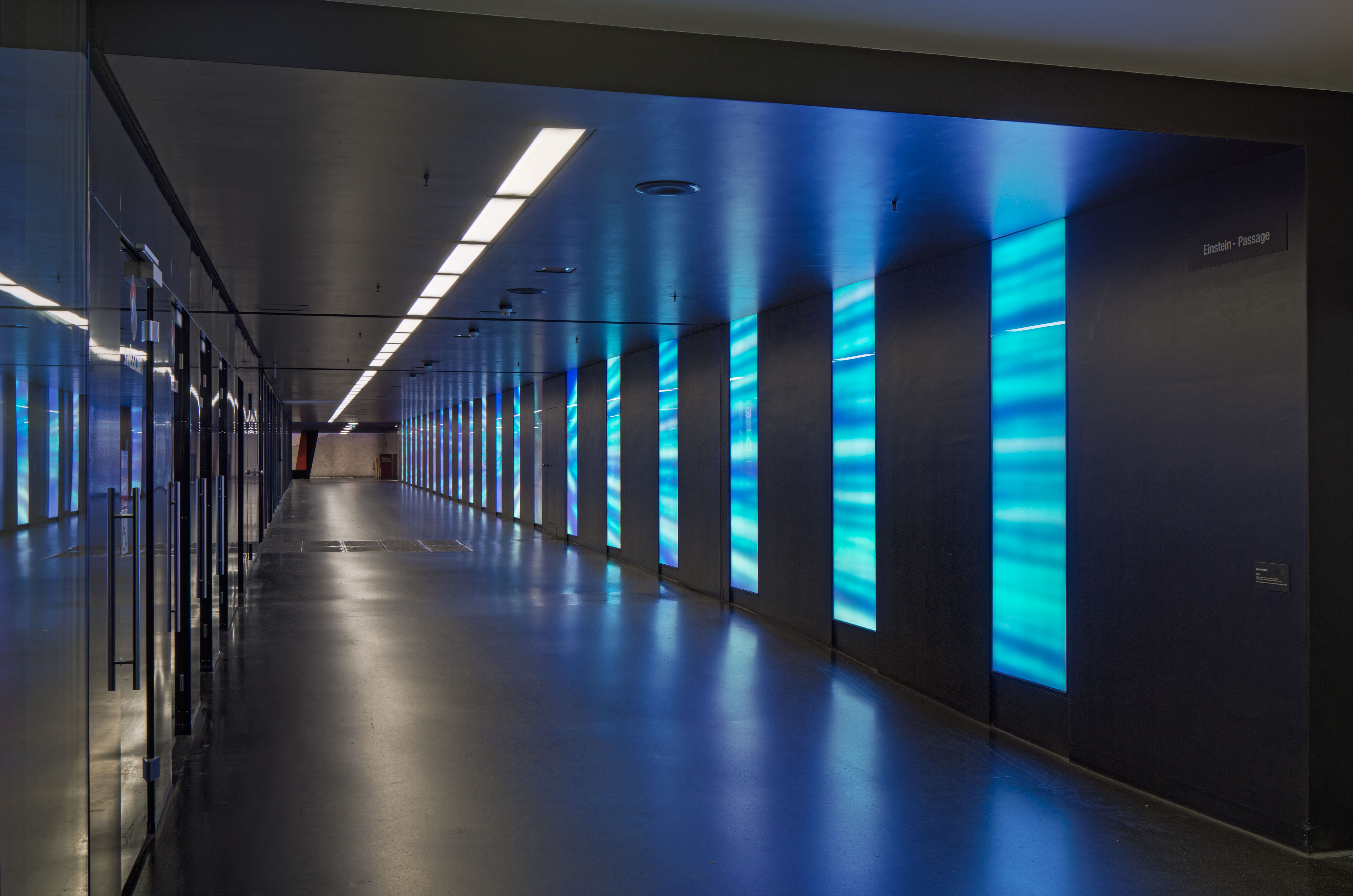 Le passage souterrain qui reliait la gare au centre d’Aarau était auparavant lugubre. Désormais, il profite de l’installation lumineuse Gravity conçue par l’Atelier Derrer.