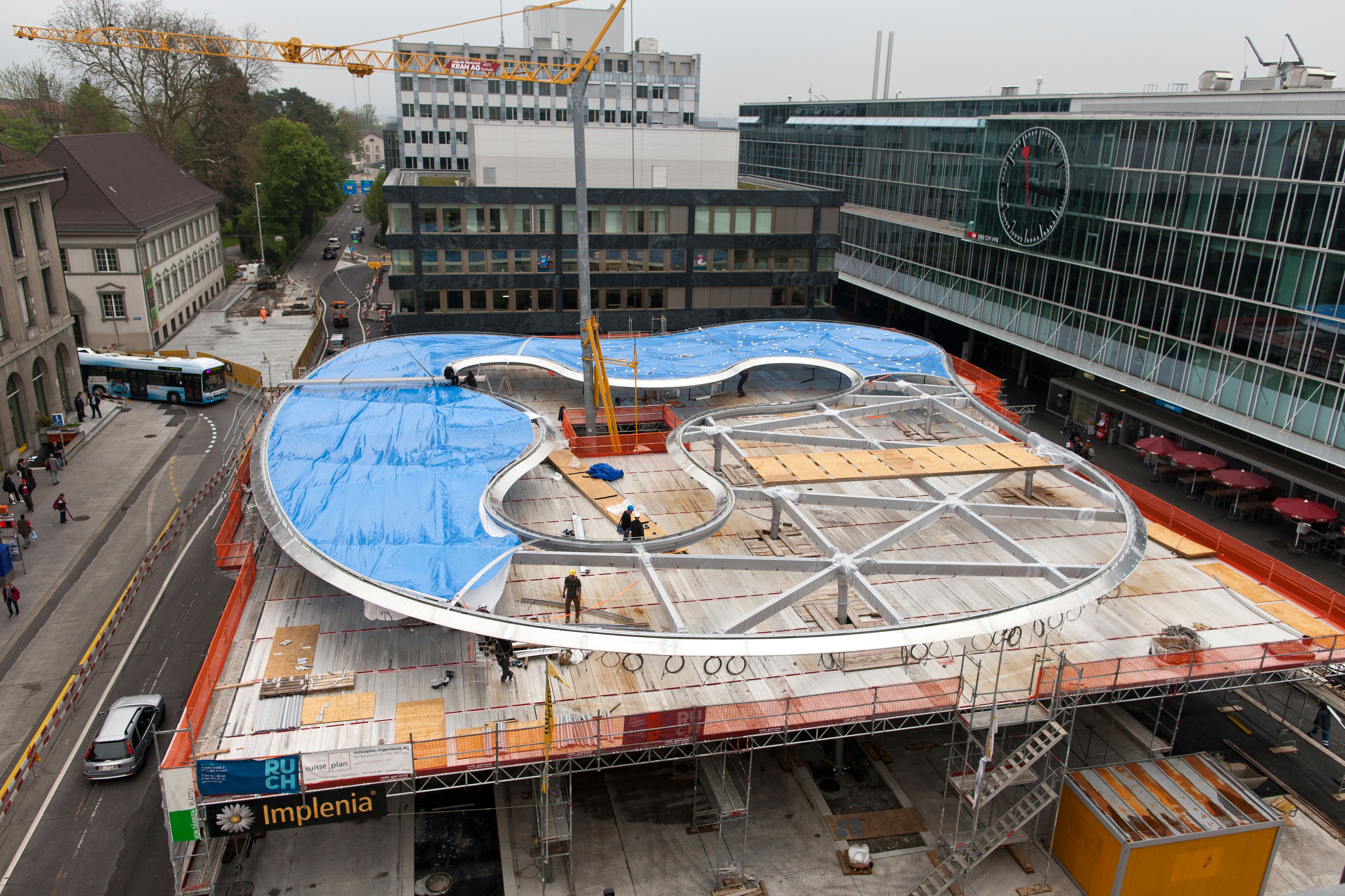 Le chantier de l’abribus a demandé l’intervention de différents corps de métier.