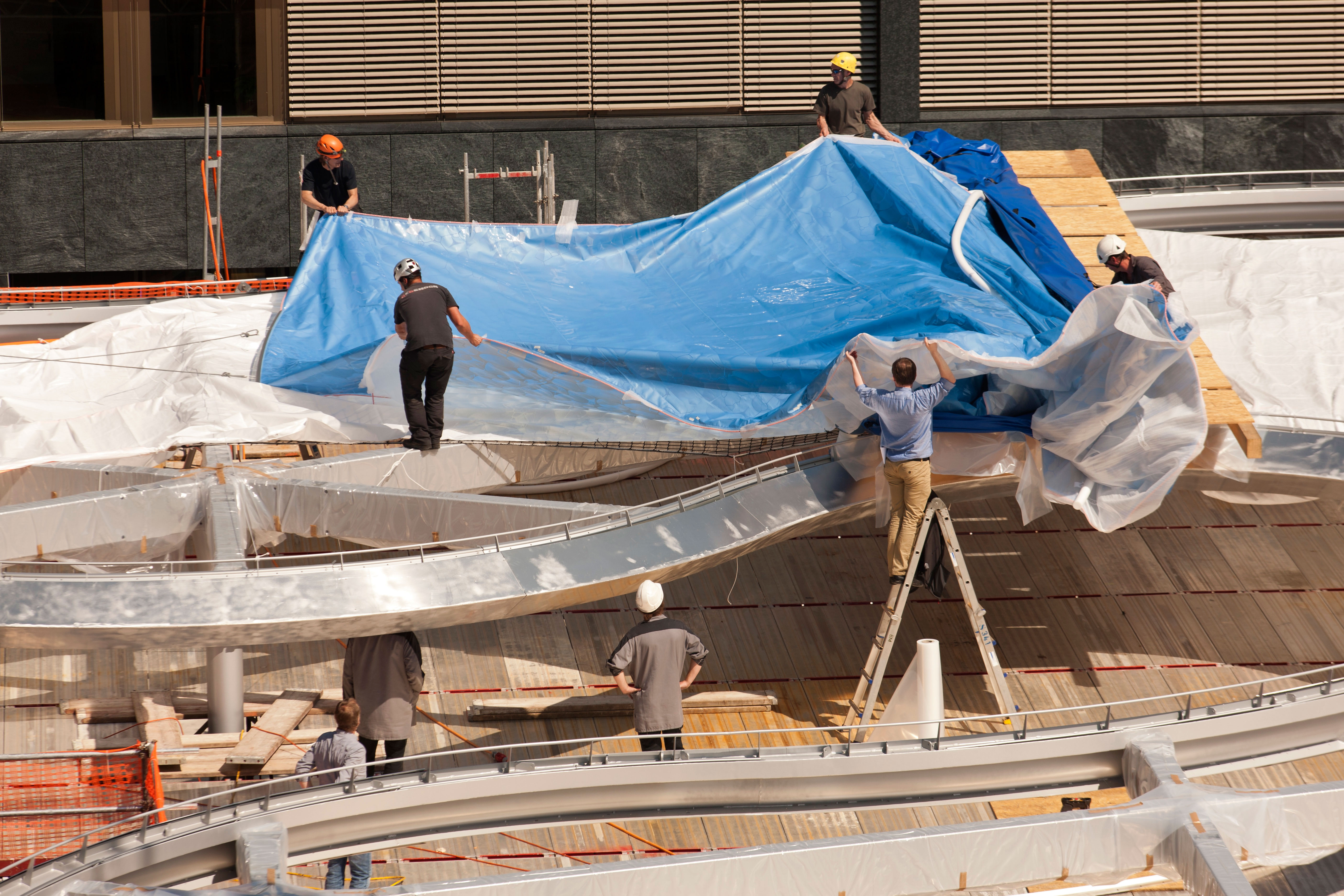 La membrane du coussin d’air en ETFE est soudée sur un rail de fixation à la structure en acier périphérique.