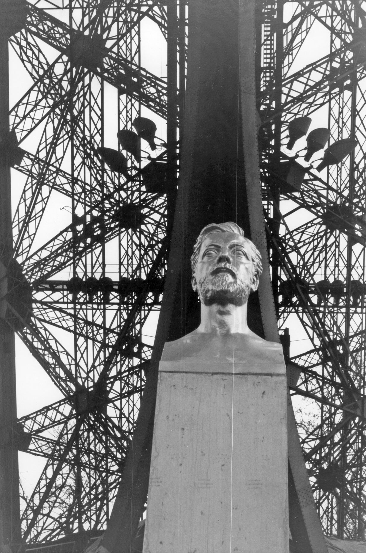Le buste de Gustave Eiffel au pied de la tour est l'œuvre du sculpteur Gustave Crauk (s827-1905).