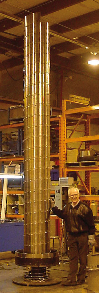 Pierre Laforest à côté d’une colonne Spiralift