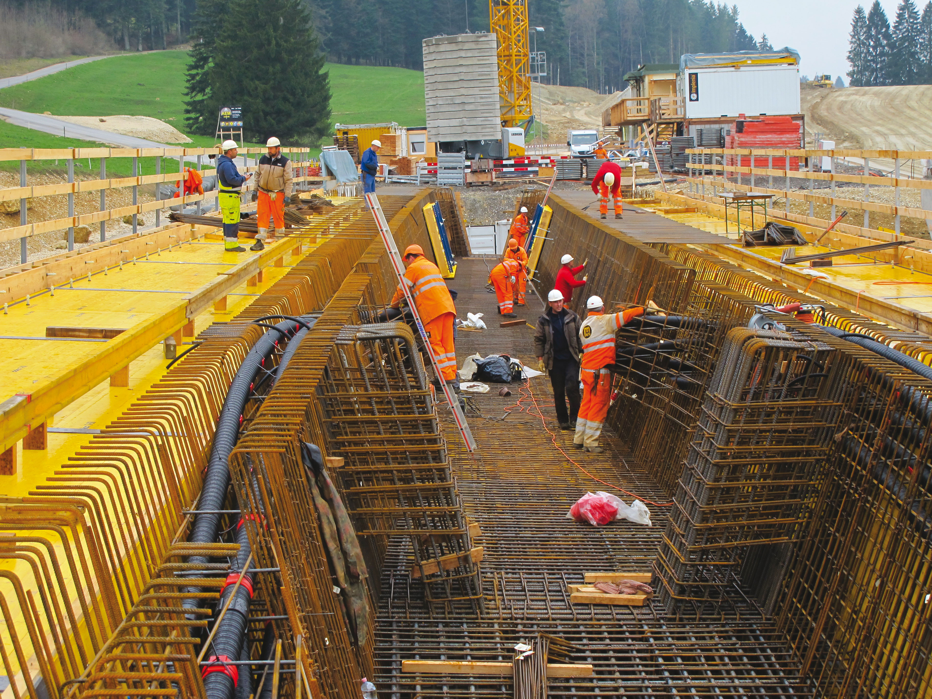 Mise en place de l’armature et des câbles de précontrainte du tablier