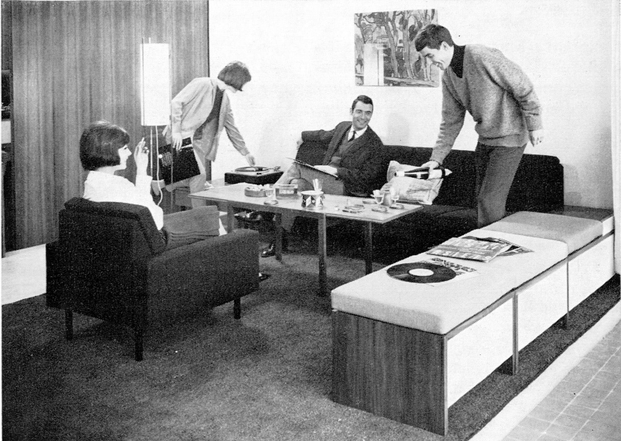 Réception entre amis dans le séjour. (Archives fédérales suisses et les photographies réalisées par Achille Weider.)