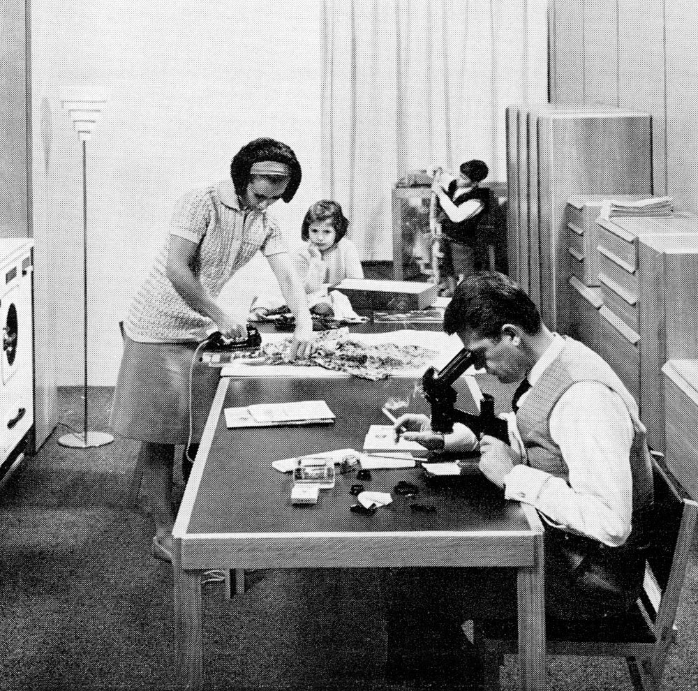 La famille se partage l’espace conçu pour travailler à la maison. (Archives fédérales suisses et les photographies réalisées par Achille Weider.)