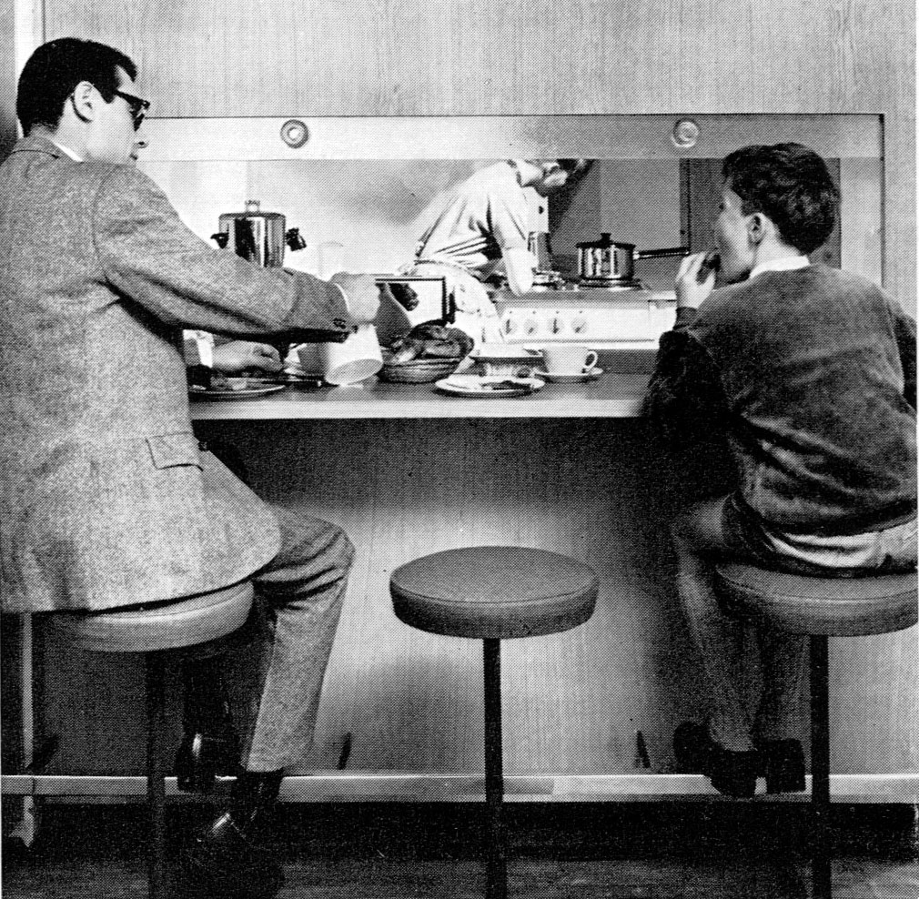 Le passe-plat sépare la cuisine du coin repas agrémenté d’une grande table ronde. (Archives fédérales suisses et les photographies réalisées par Achille Weider.)