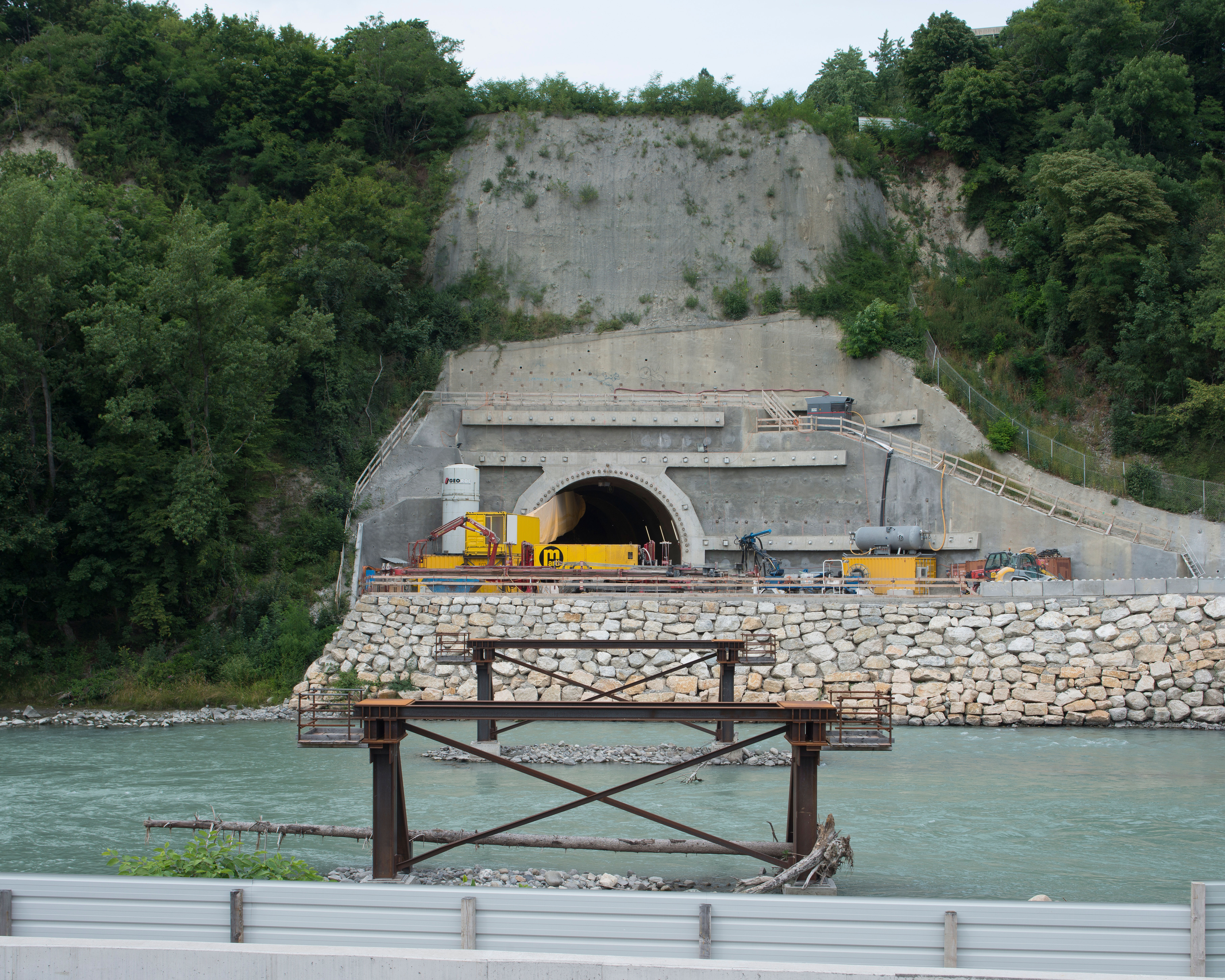 Vue sur le portail du tunnel de Champel, front Val d’Arve, avec les piles provisoires du pont définitif en premier plan