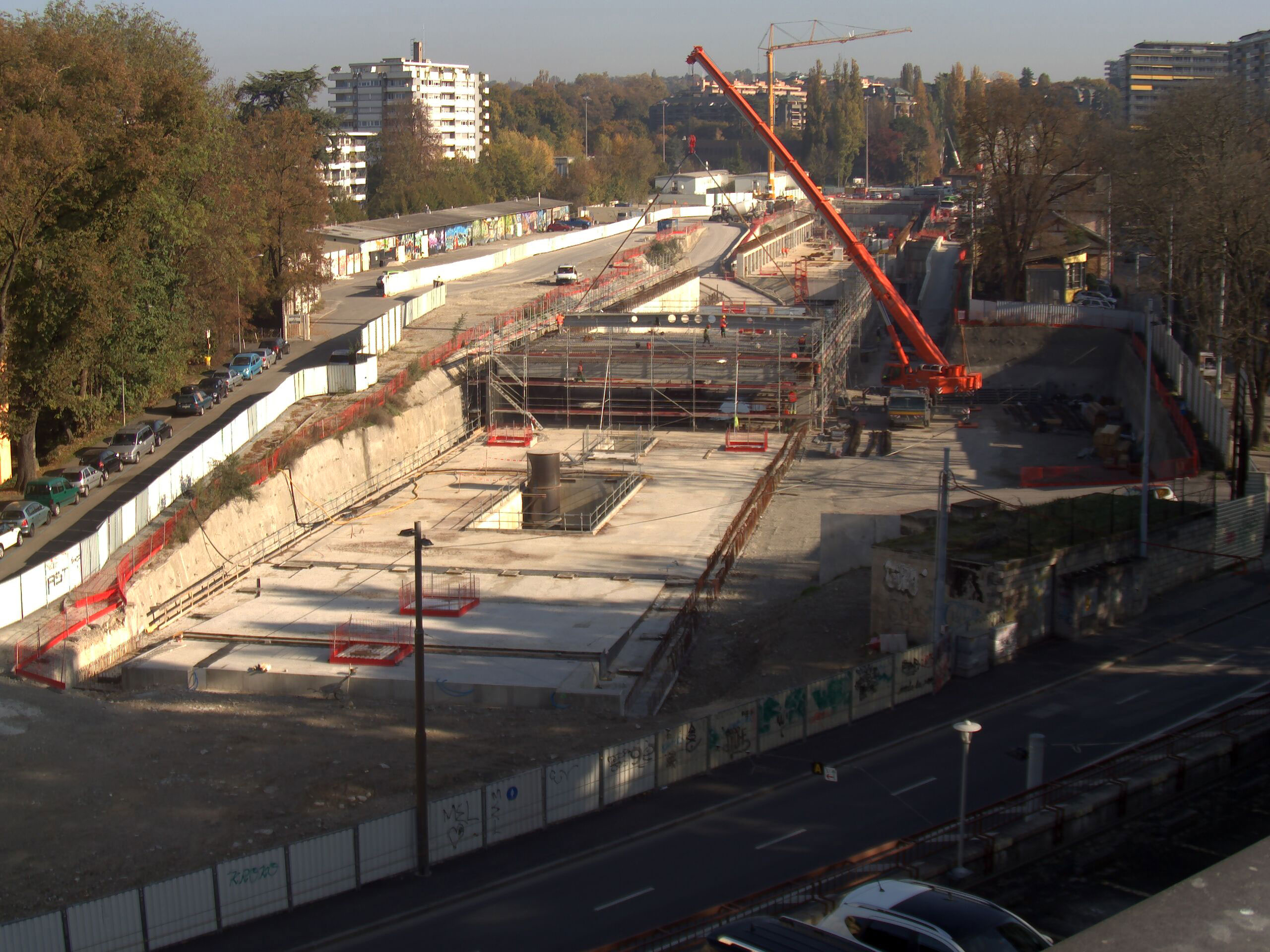 Image tirée de l’appareil photographique IP de la gare de Genève-Eaux-Vives. Vue d’ensemble de la zone, avec la réalisation de l’étage commercial en cours