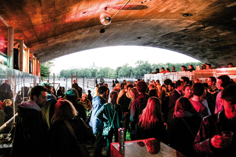 Ta tata en tutu sous la douche, vue. Installation réalisée par le collectif Etc sous le pont de la Concorde, décembre 2013, Paris.