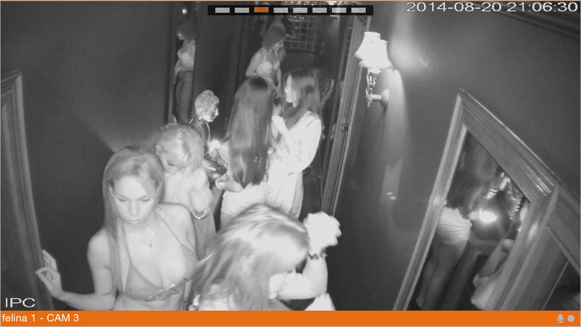 La présentation des filles, vue de la caméra de surveillance