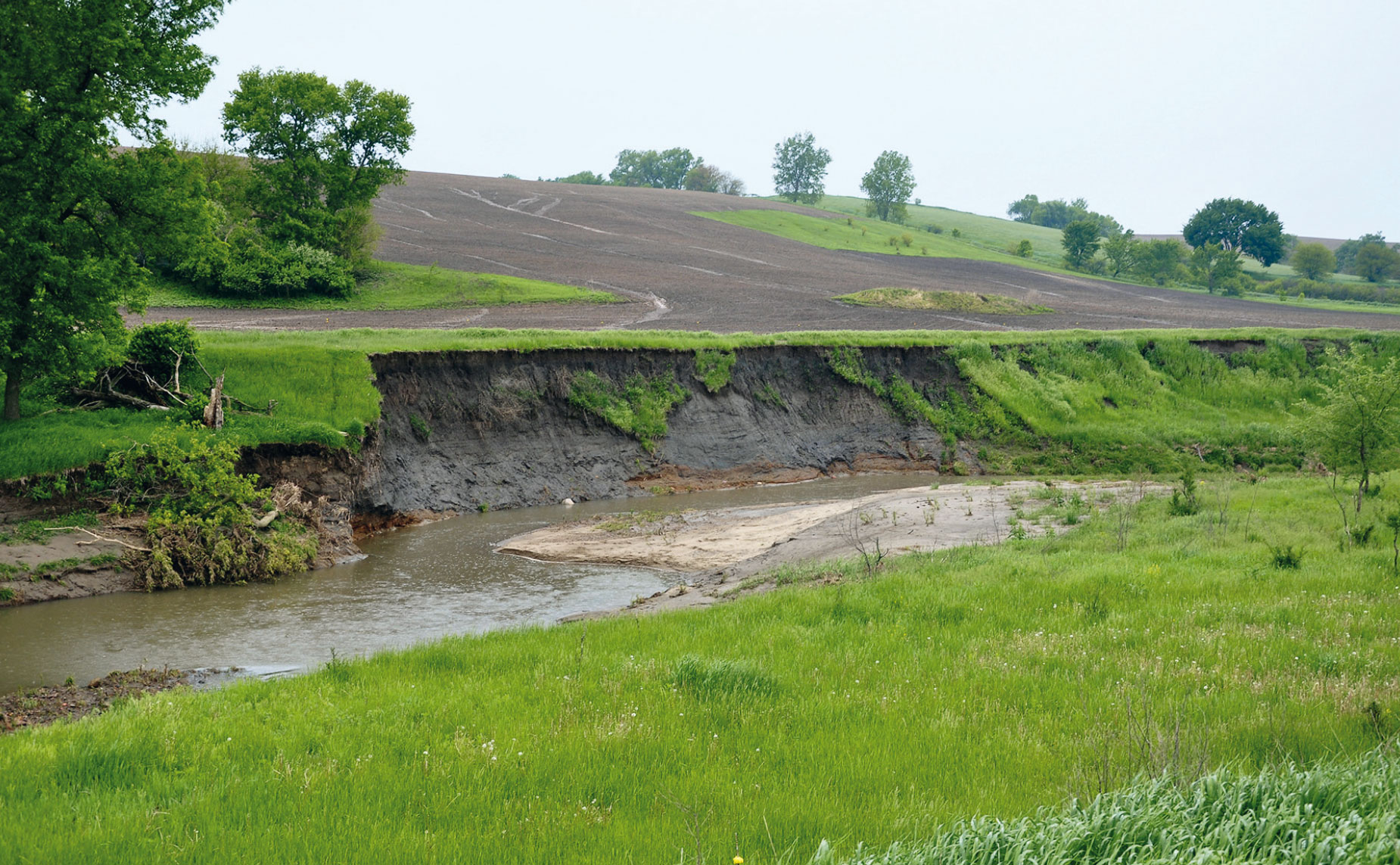 Alluvion dans un champ et érosion des berges d’un cours d’eau dans l’ouest de l’Iowa, suite à une forte pluie.