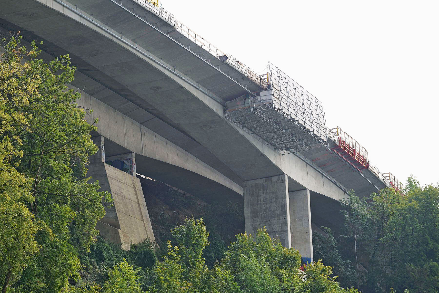 Echafaudage mobile pour le remplacement des bordures