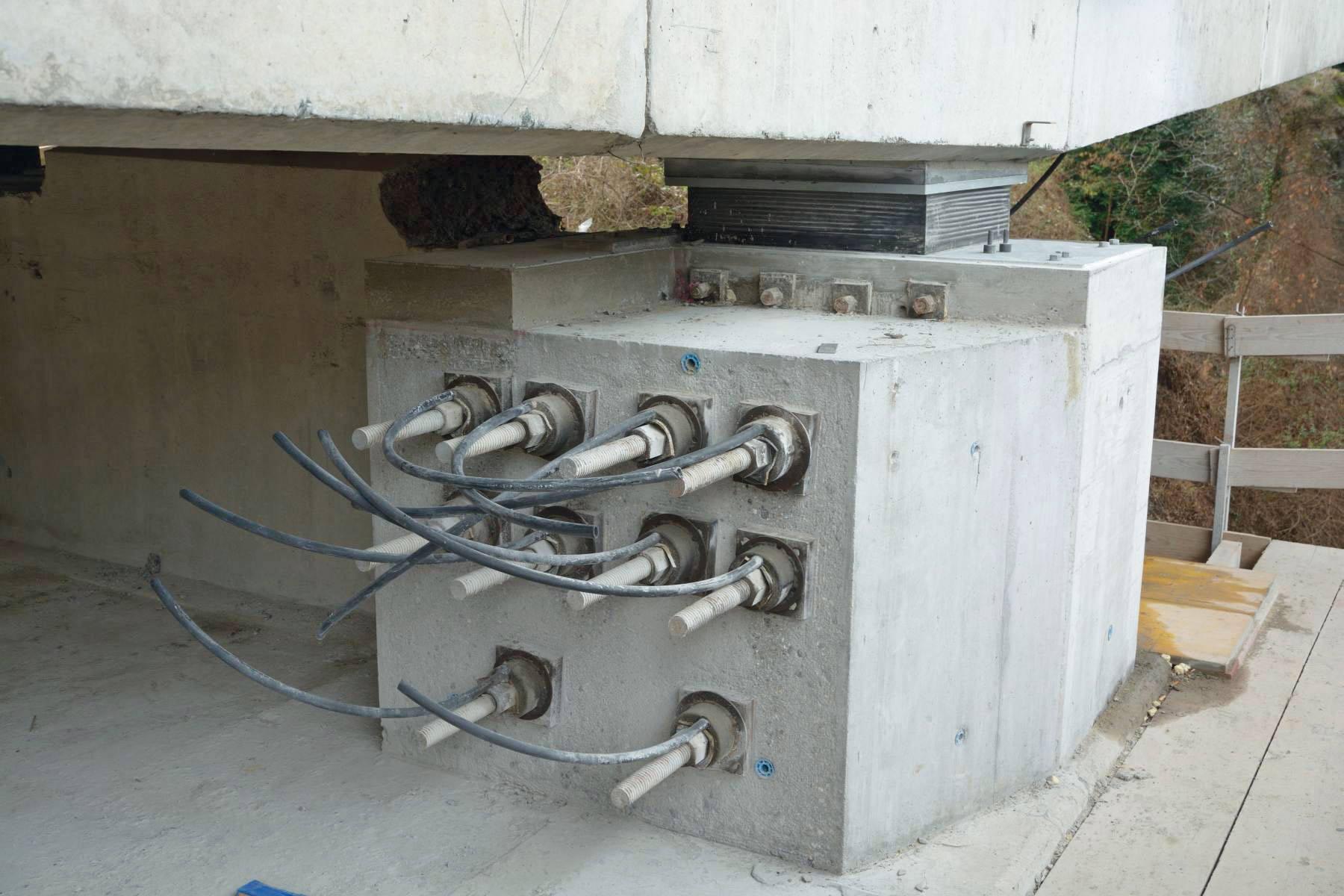 Mise en place des appuis parasismiques?: appui parasismique entre pile et tablier du pont