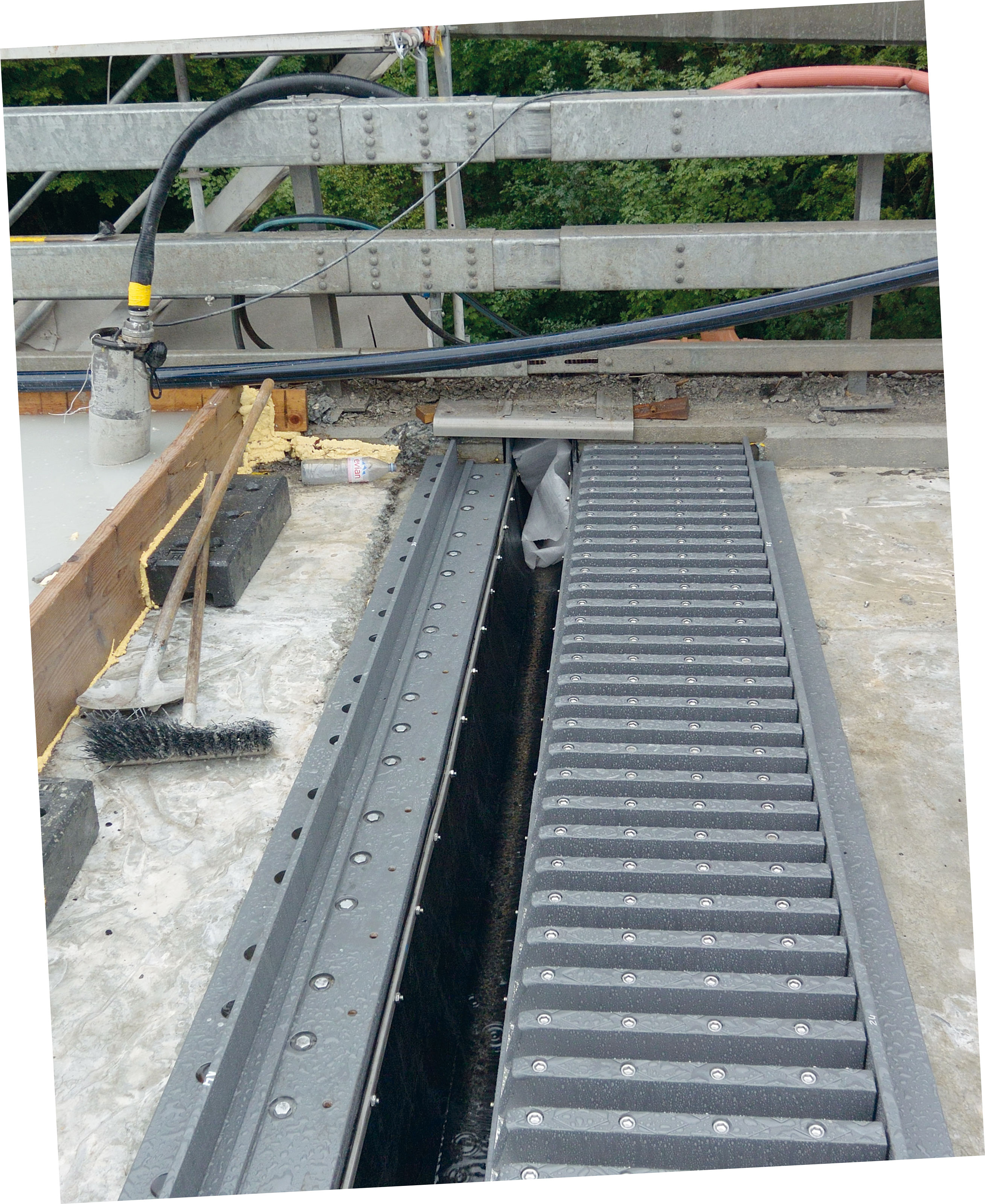 Remplacement des joints de chaussée existants par des joints à peigne sécurisés