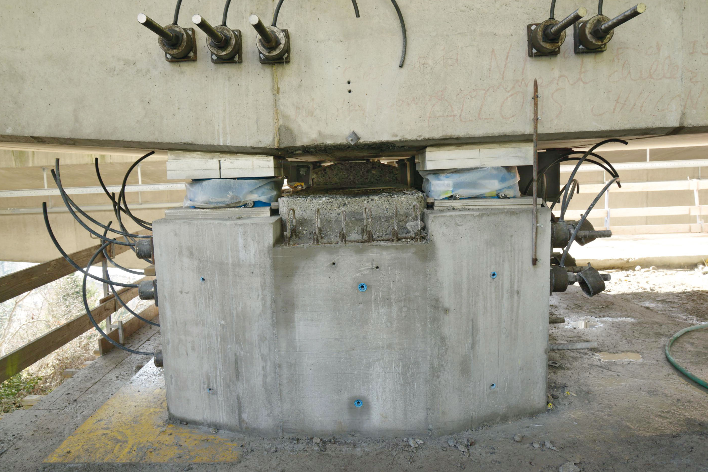 Mise en place des appuis parasismiques?: les piles sciées, le pont repose sur des vérins.