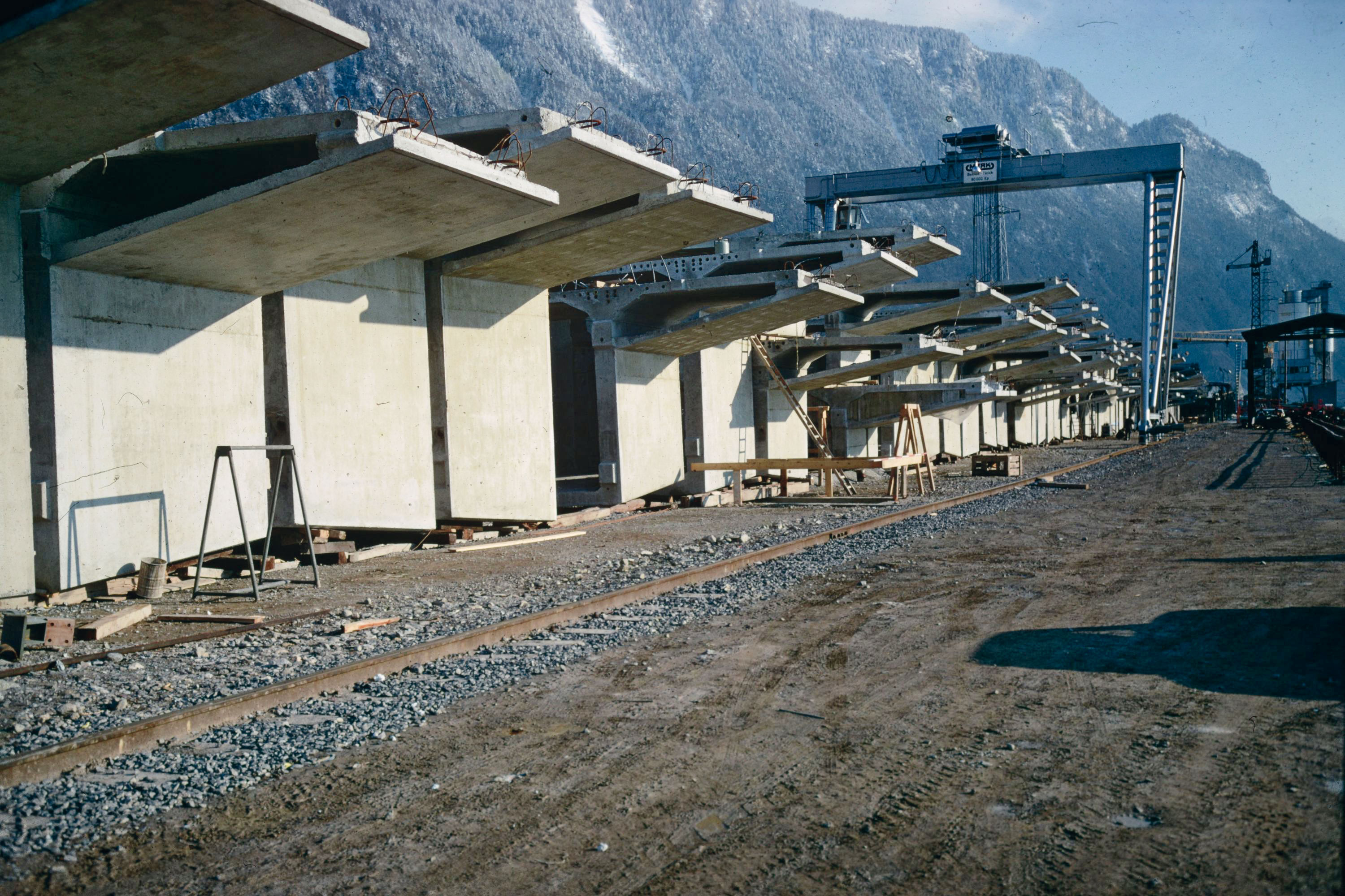 Stockage des voussoirs préfabriqués (MONOD-PIGUET + ASSOCIES IC S.A.)