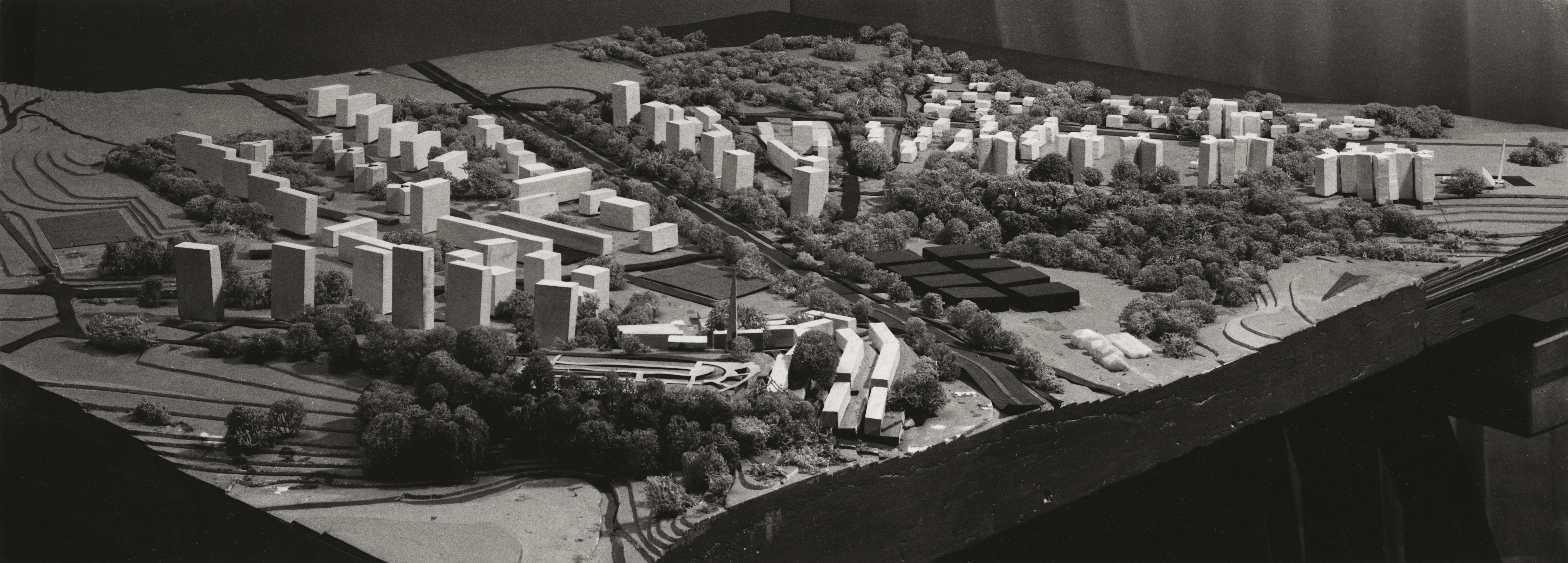 Jean Tschumi, projet d’aménagement de la région Lausanne-Bussigny-Morges, env. 1960, maquette, perspective et coupe.