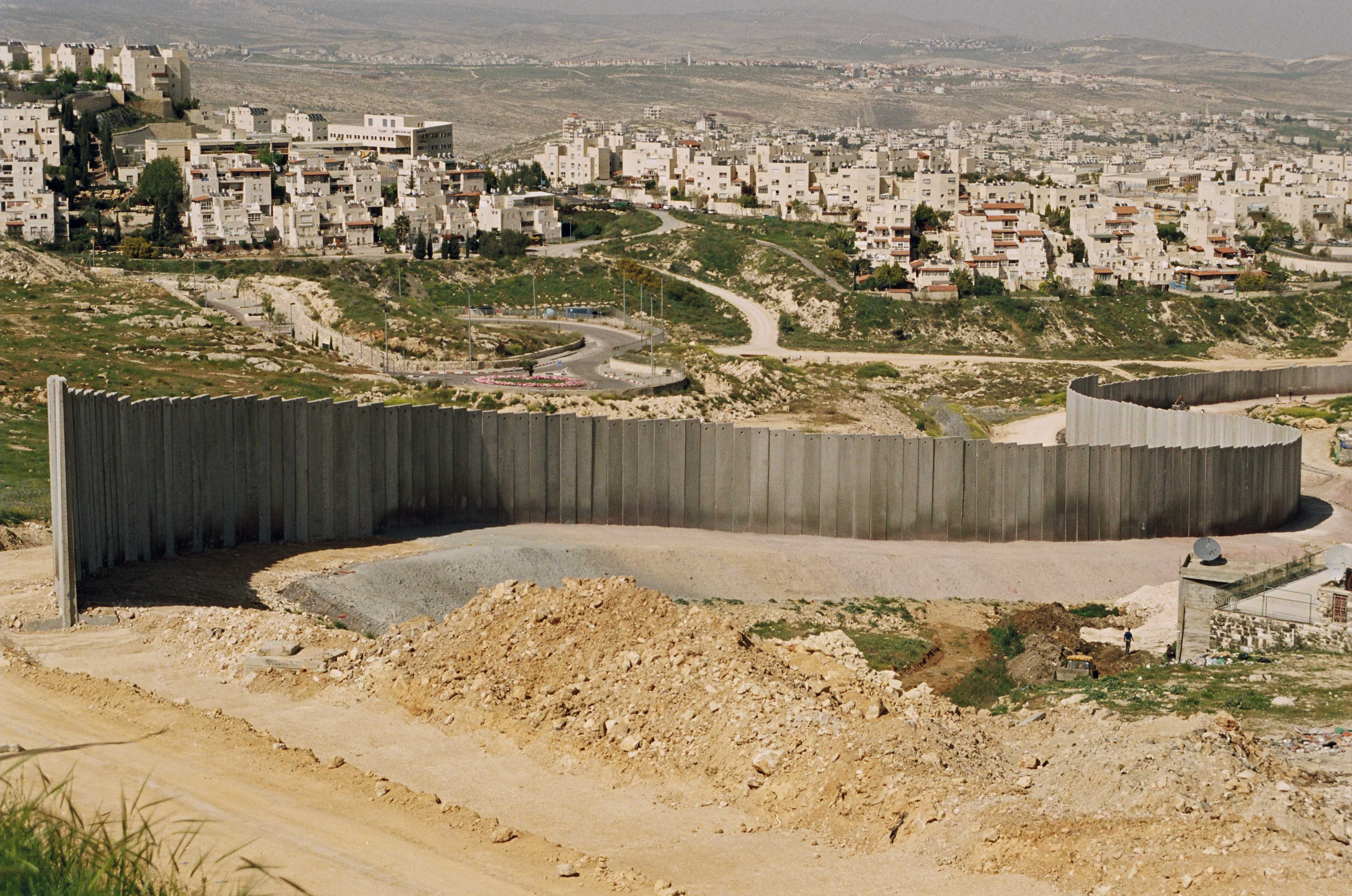 Le mur israélien en Palestine serpente pour contourner les grands blocs de colonies et les nappes phréatiques. Depuis 2010, la construction du mur stagne, faute d’argent.