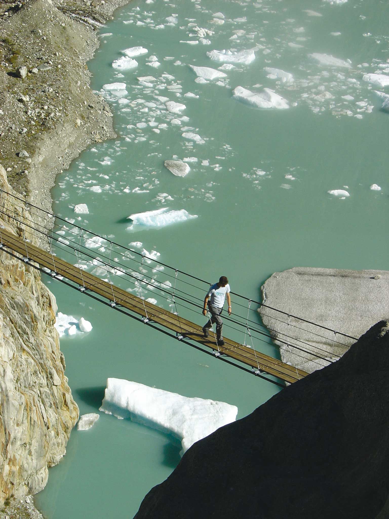 La passerelle du Trift?: le glacier s’est retiré, laissant place à une gorge et à un lac.