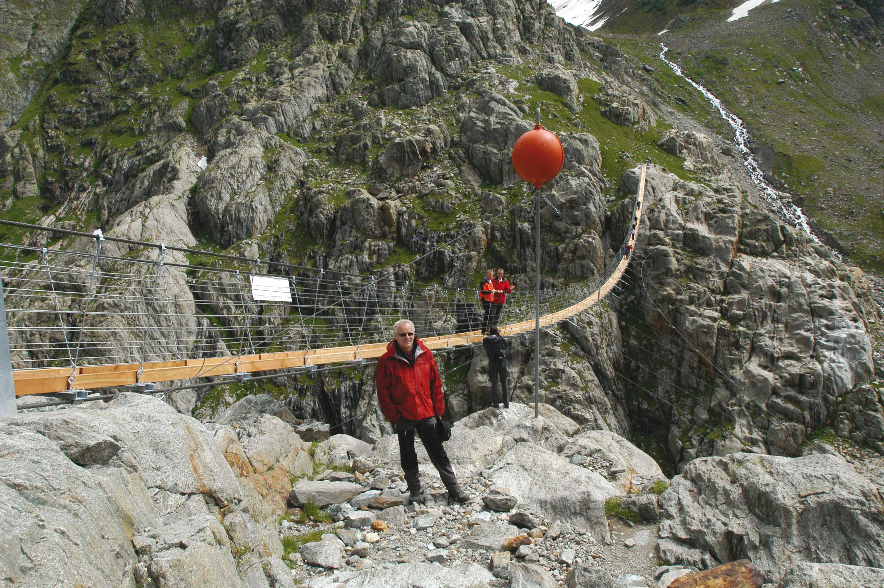 Hans Pfaffen devant la passerelle du Trift 2, dans le Gadmental, Berne