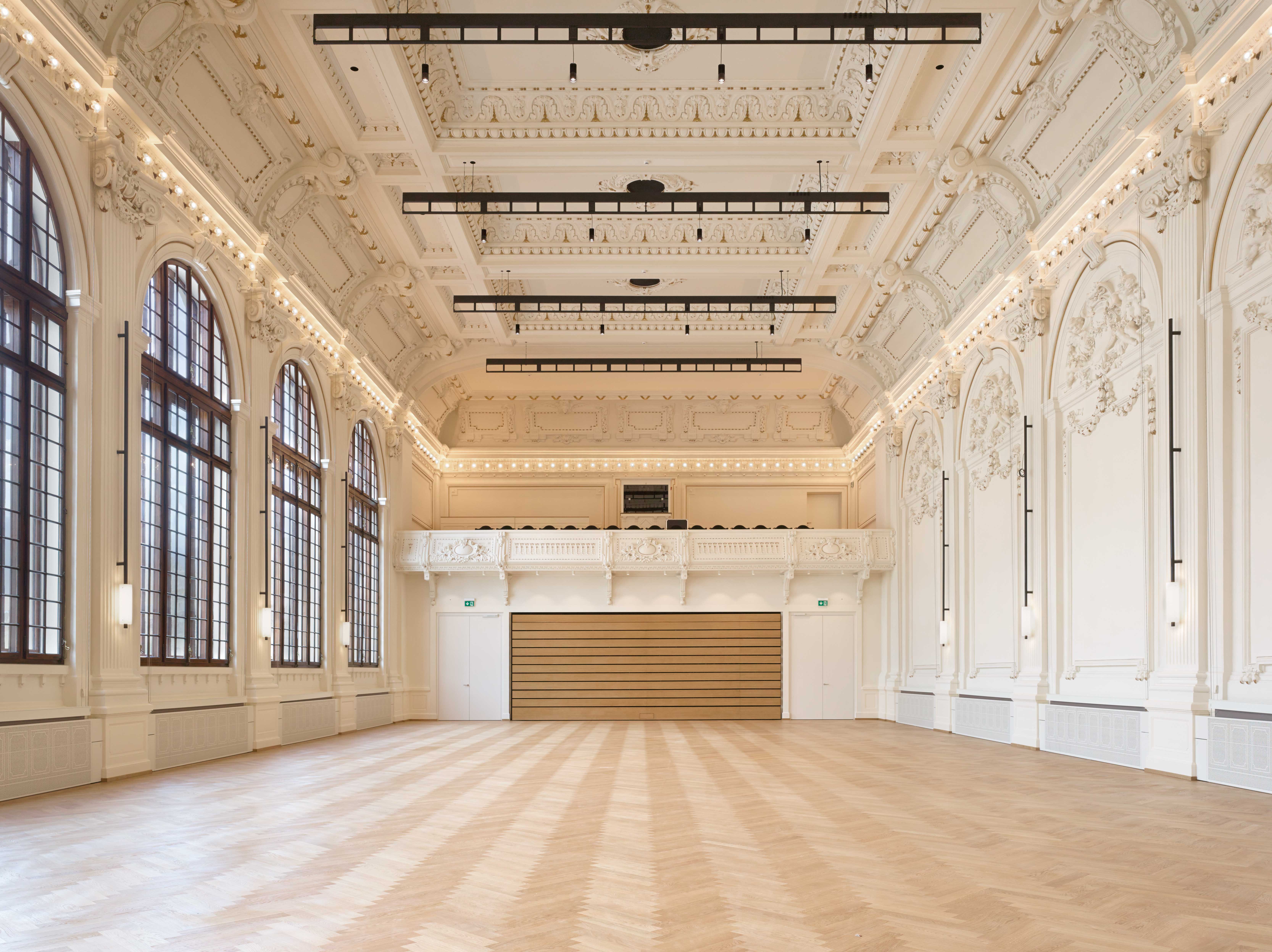 Les gradins télescopiques rangés