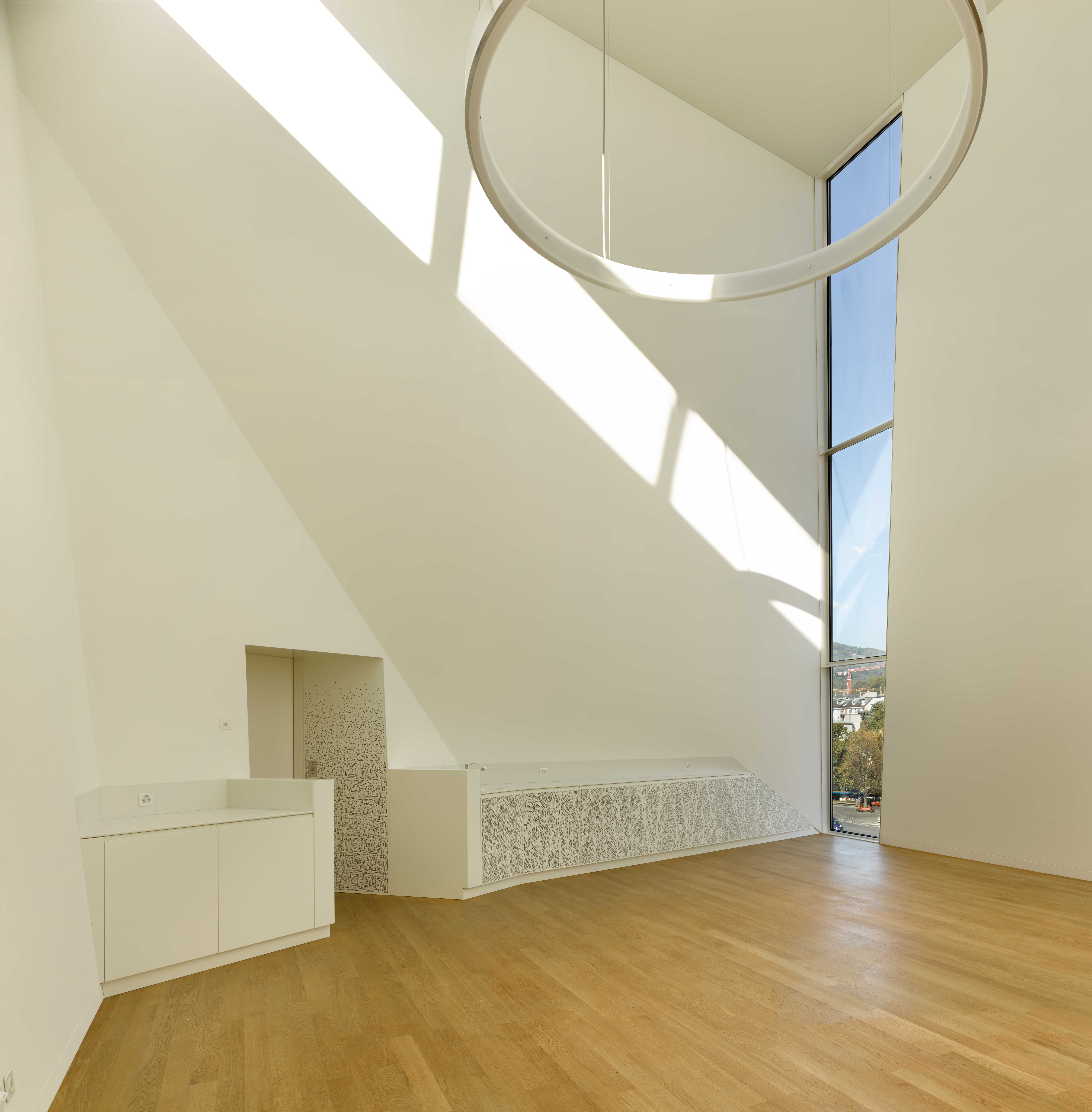 Une des deux salles de réunion, sous le toit, au-dessus du foyer