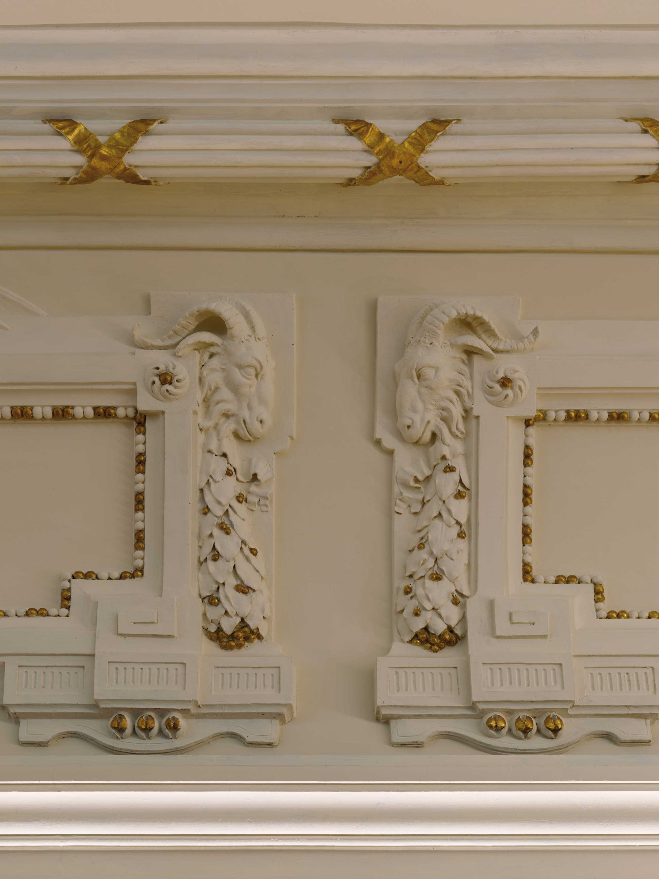 Détail des décorations en staff