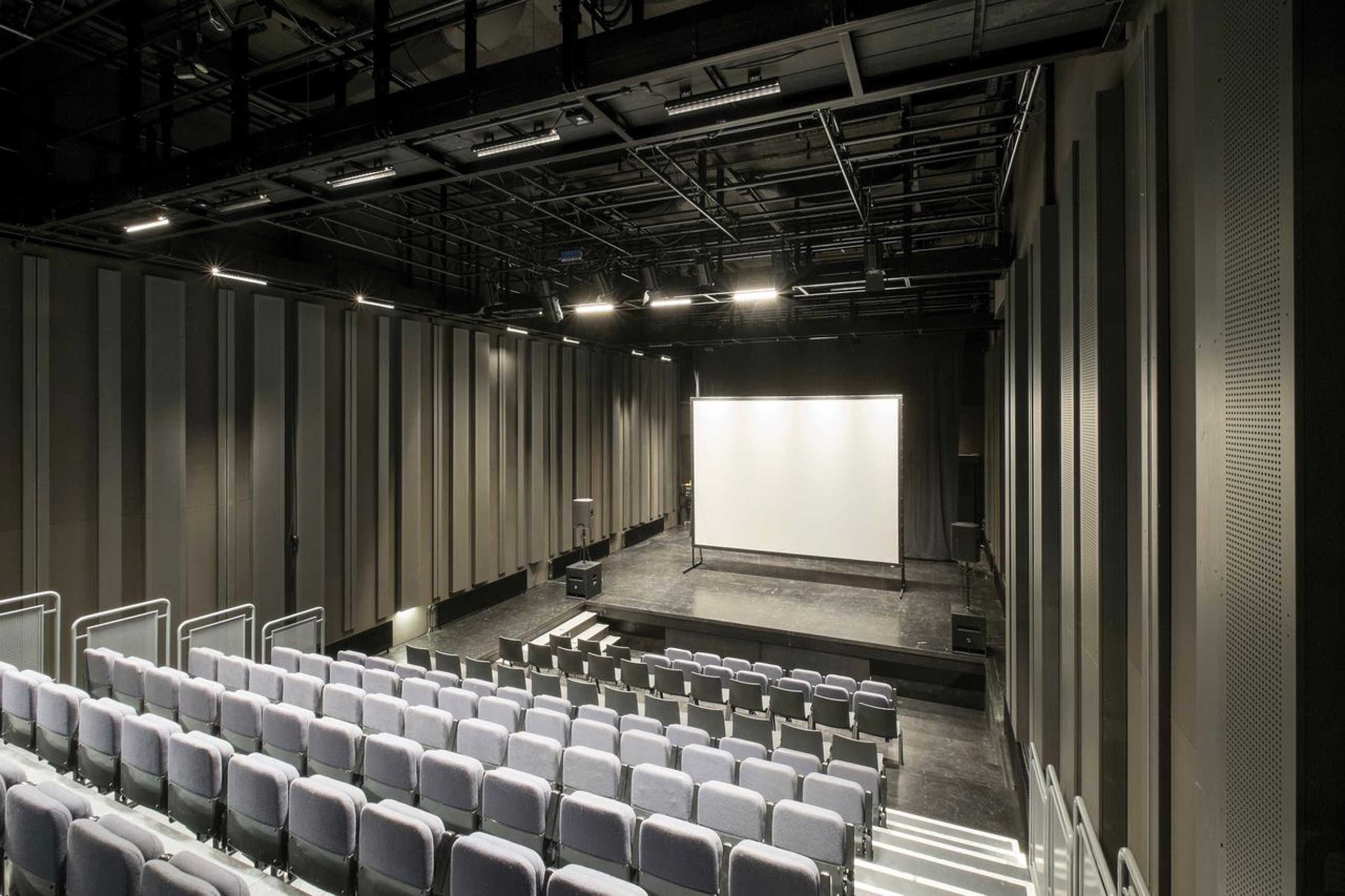 Les gradins se terminent dans la fosse d’avant scène. (Daniel Furrer)