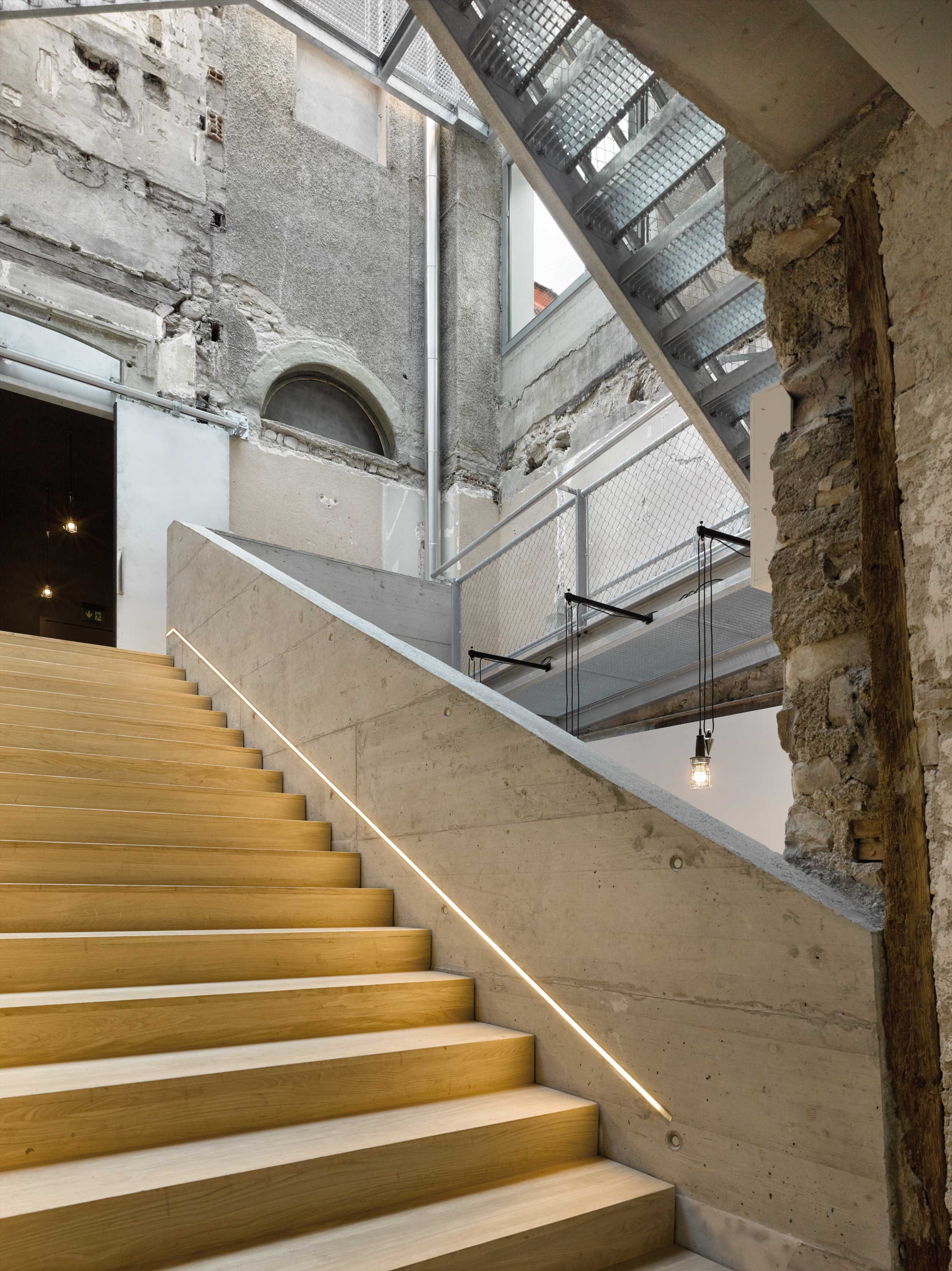 La cour intérieure est traversée de passerelles et d’escaliers métalliques.