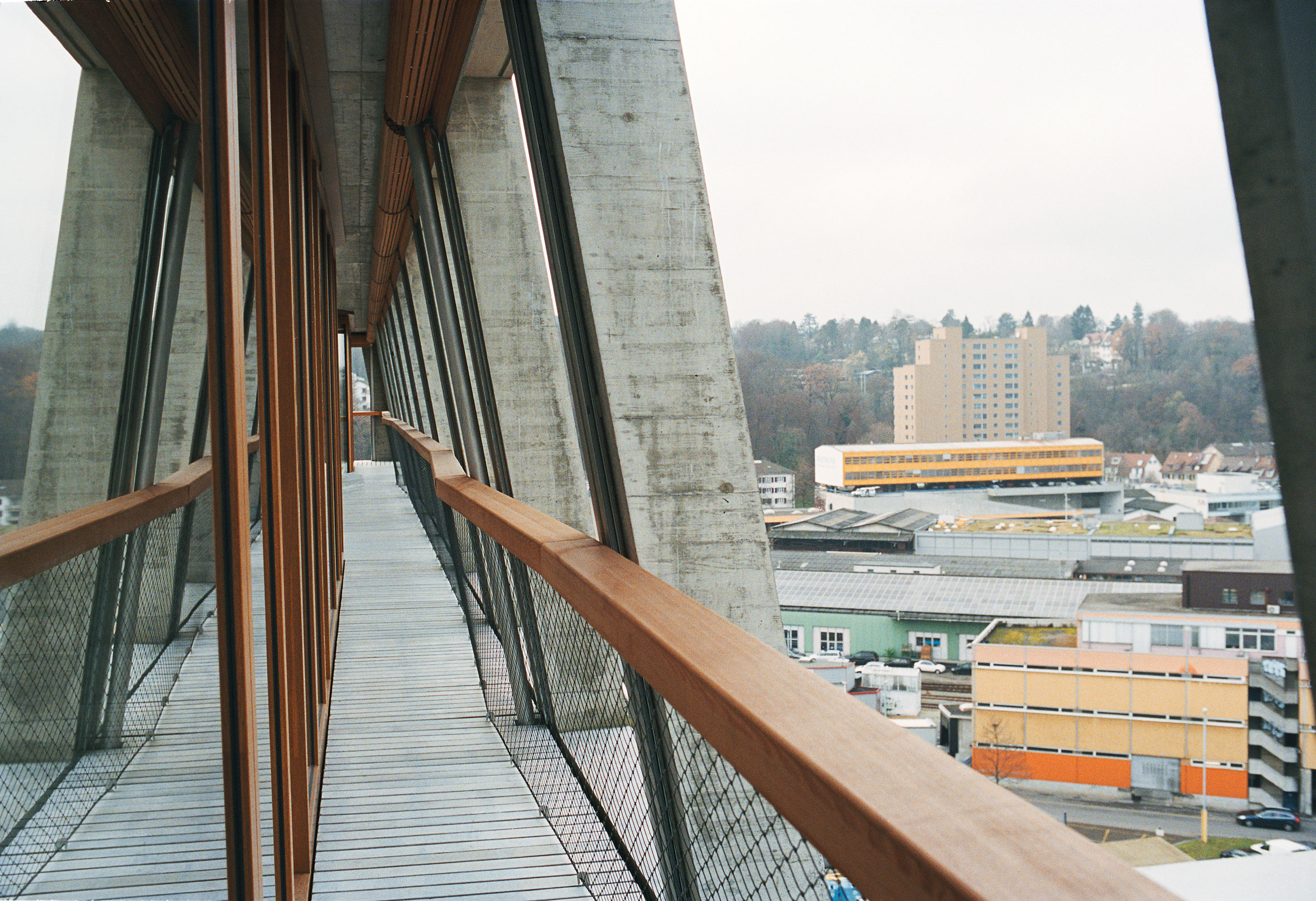 La coursive périphérique des étages d’habitation est de largeur variable.