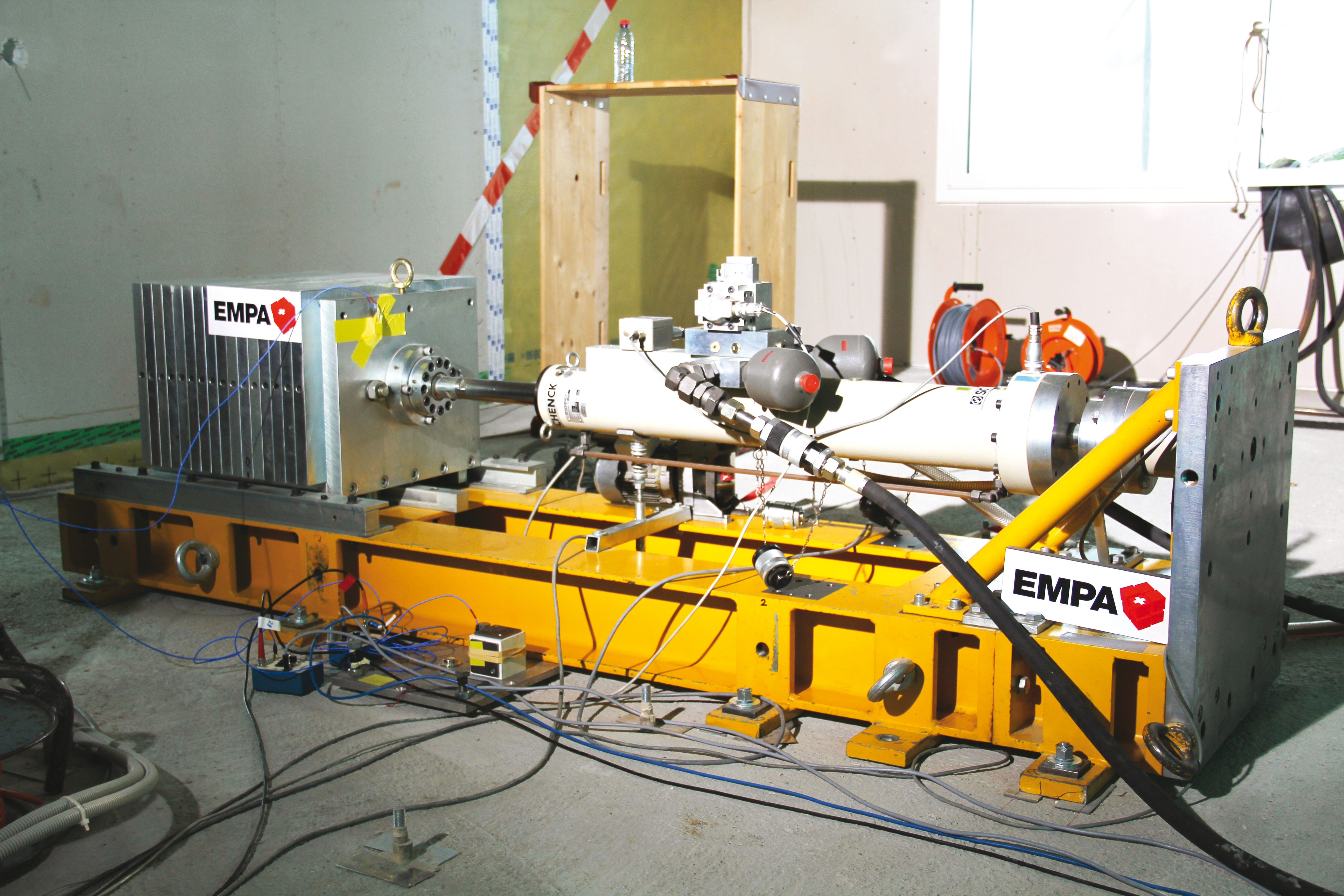 Excitateur pour créer des vibrations horizontales dans le bâtiment