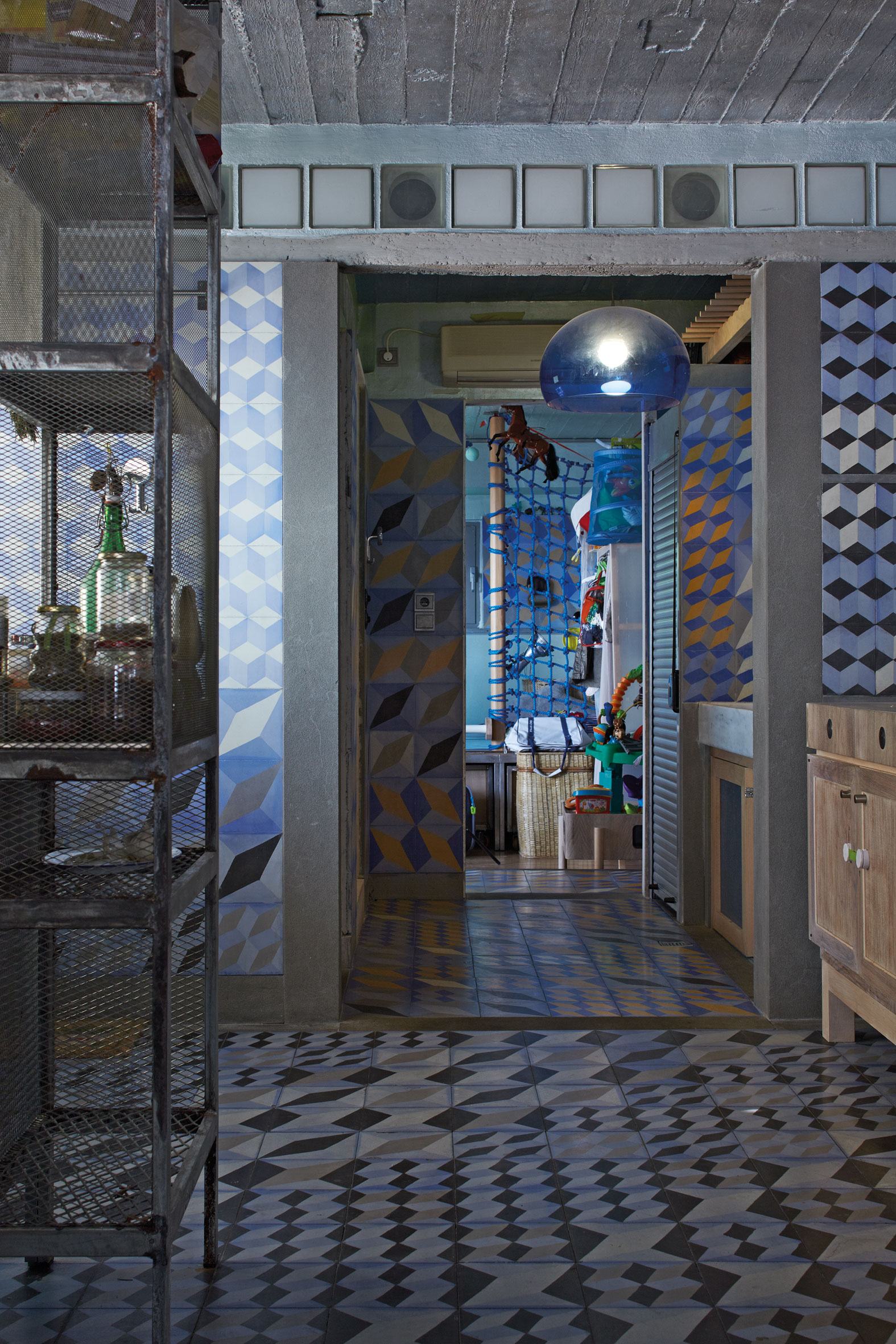 Vue de la cuisine vers la chambre