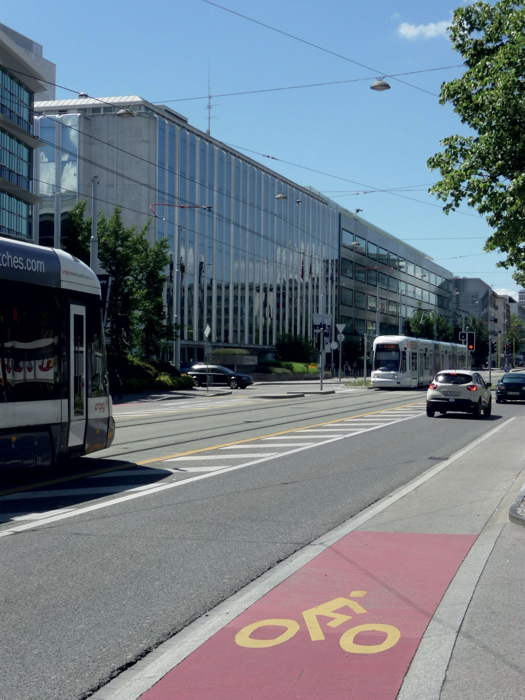 Route des Acacias à Genève, aménagement vélo créé en lien avec le développement du tram (Citec).
