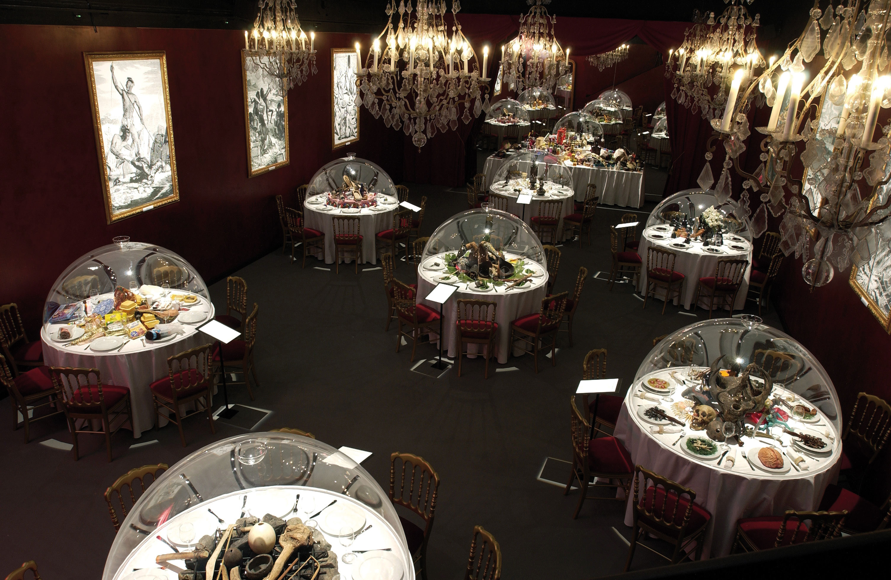 Le musée cannibale (2002)?: «?Au bon vivant?», consommer l’autre sous toutes ses formes (© Musée d’ethnographie Neuchâtel, photo Alain ­Germond)