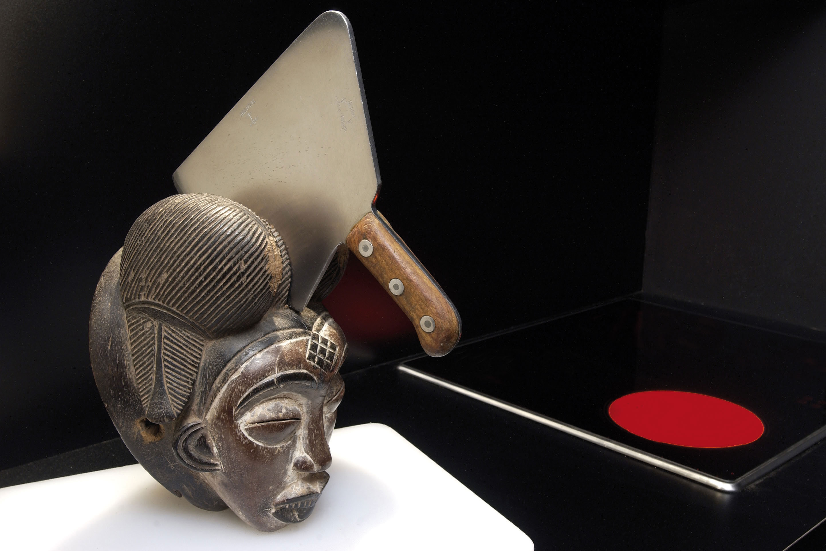 Le musée cannibale (2002)?: «?La boîte noire?», cuisine muséale (© Musée d’ethnographie Neuchâtel, photo Alain ­Germond)