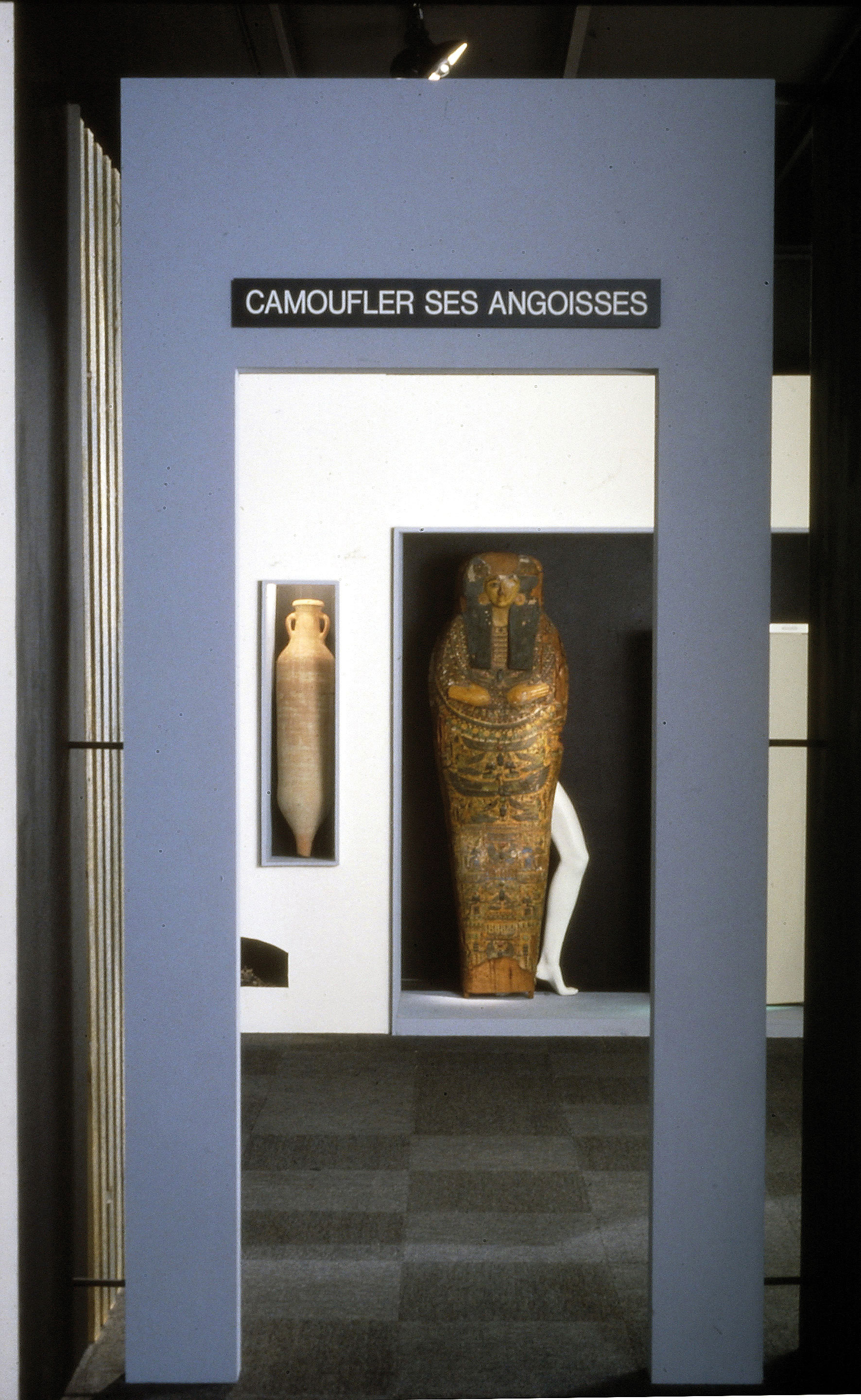 Le trou (1990)?: «?Chambre 107?» de l’Hôtel Minotaure, réminiscences, sacrifices, révolutions (© Musée d’ethnographie Neuchâtel, photo Alain ­Germond)