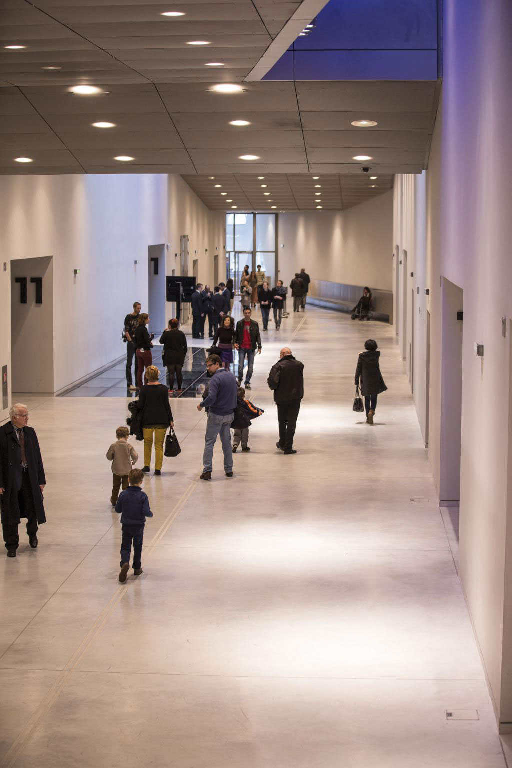 L’axe qui traverse le bâtiment dans sa longueur n’est pas sans évoquer celui imaginé par Gae Aulenti lors du réaménagement du Centre Pompidou au début des années 1980 (Photo Quentin Lafont - janvier 2015 - musée des Confluences, Lyon, France)