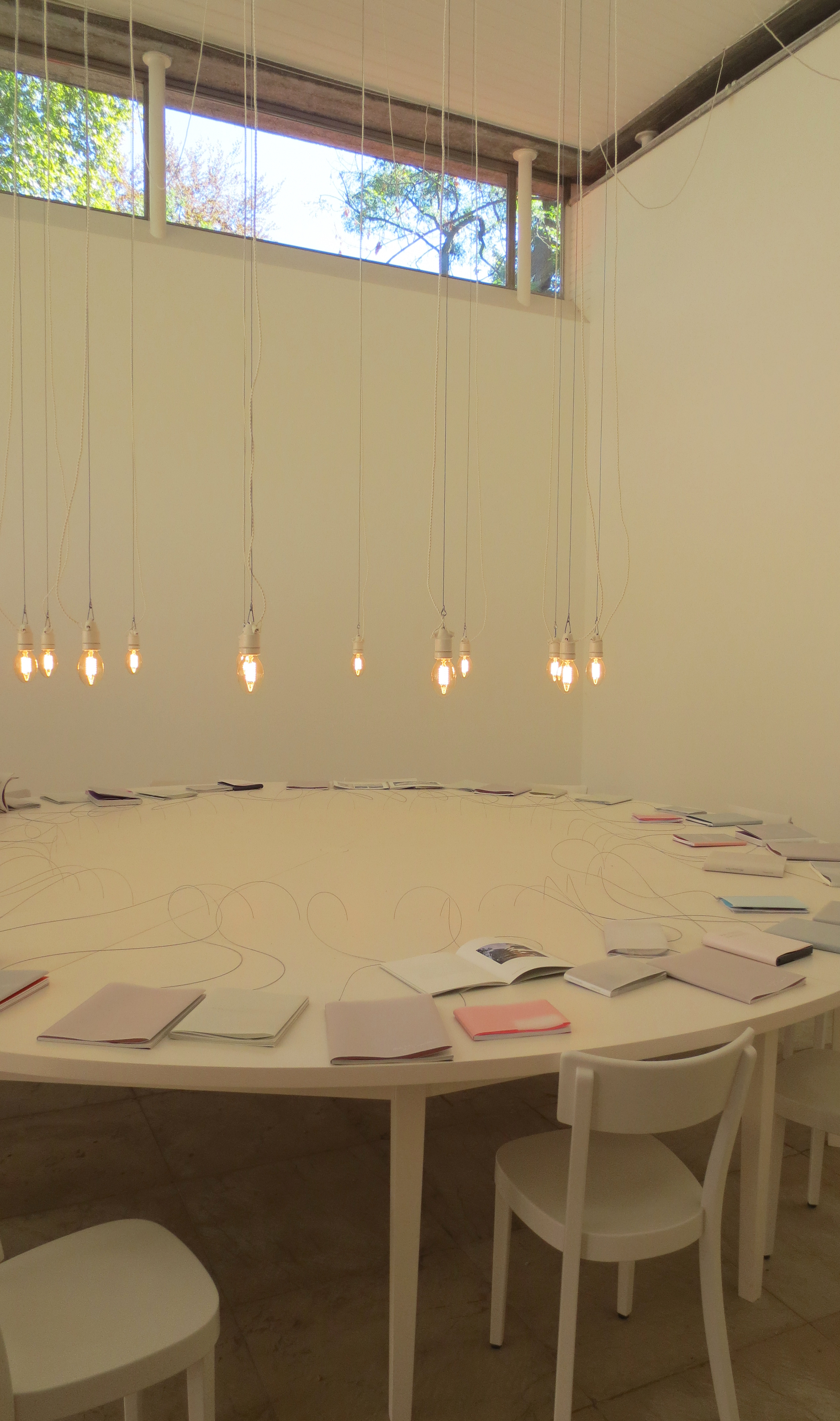 ik relie la conception de l’exposition aux thèses de son maître Aldo Rossi, qui définissait la création architecturale comme un mélange entre théorie, pratique et enseignement. La première salle est donc consacrée à la théorie et à l’écriture, sous forme de publications émanant des trois bureaux impliqués