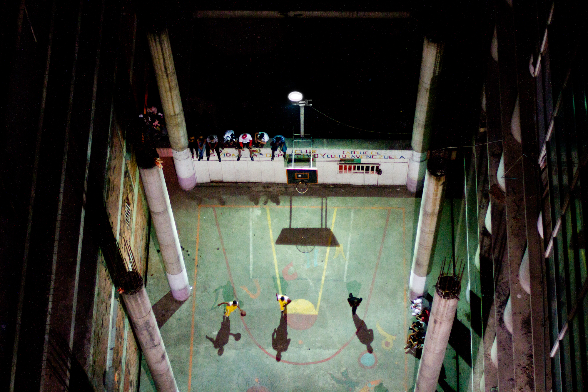 La Torre David à Caracas photographiée par Daniel Schwartz de Urban-Think Tank