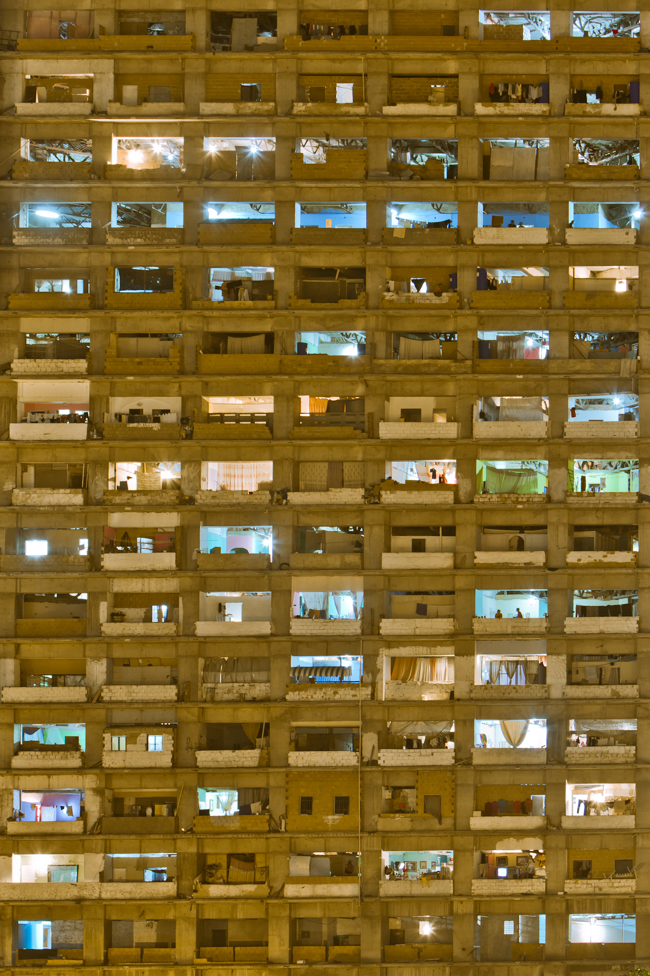 La Torre David à Caracas photographiée par Daniel Schwartz de Urban-Think Tank