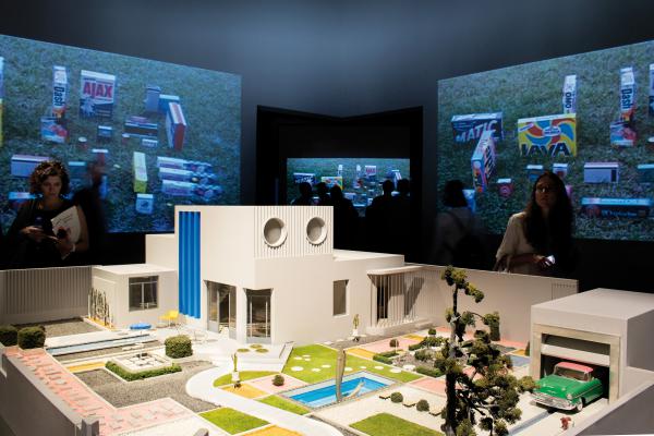 Vue du pavillon français, avec la maquette de la villa Arpel, décor du film "Mon Oncle", réalisé en 1958 par Jacques Tati