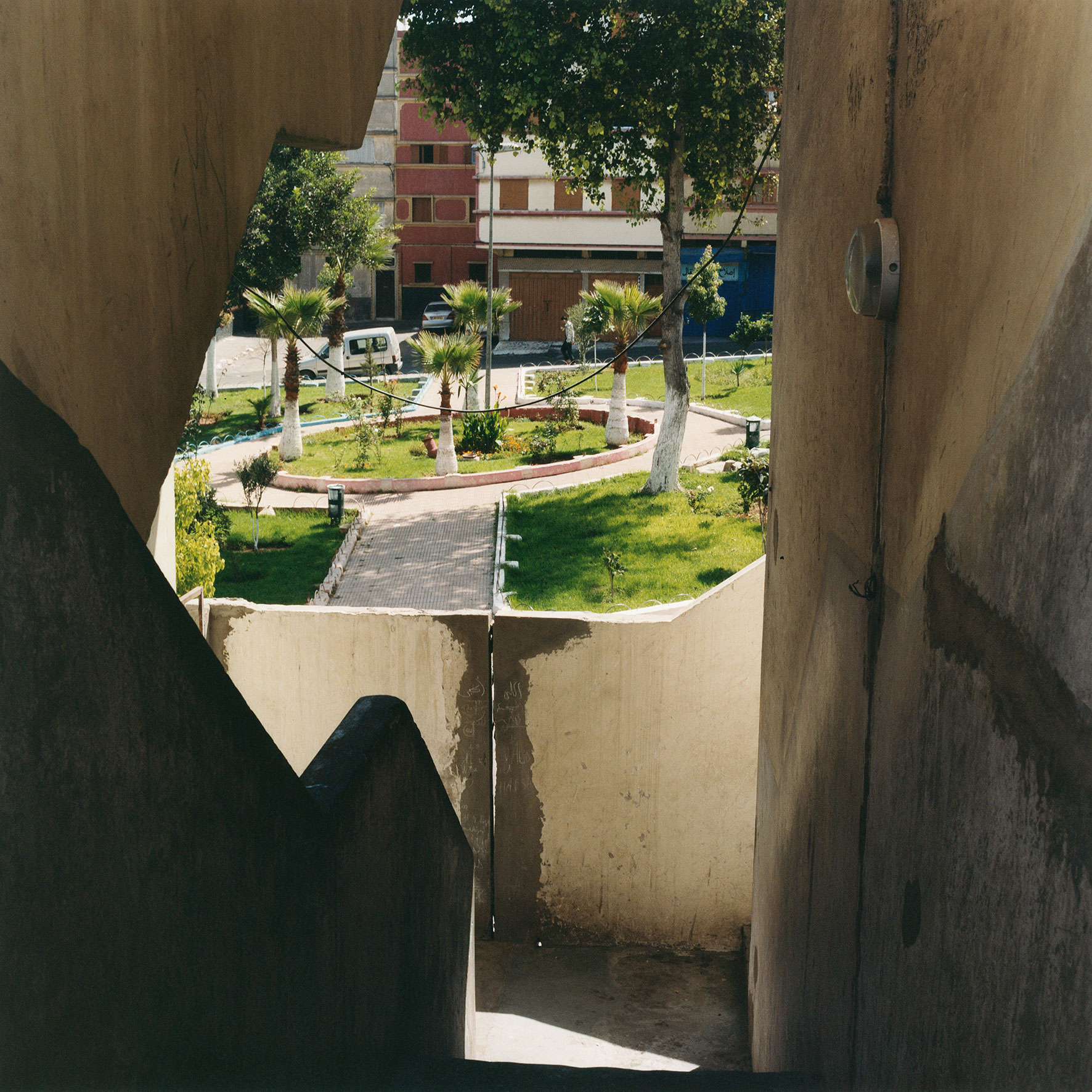 Casablanca, août 2013. Appropriation au quotidien des espaces collectifs des immeubles Sémiramis et Nid d’abeilles dans le quartier des Carrières centrales.