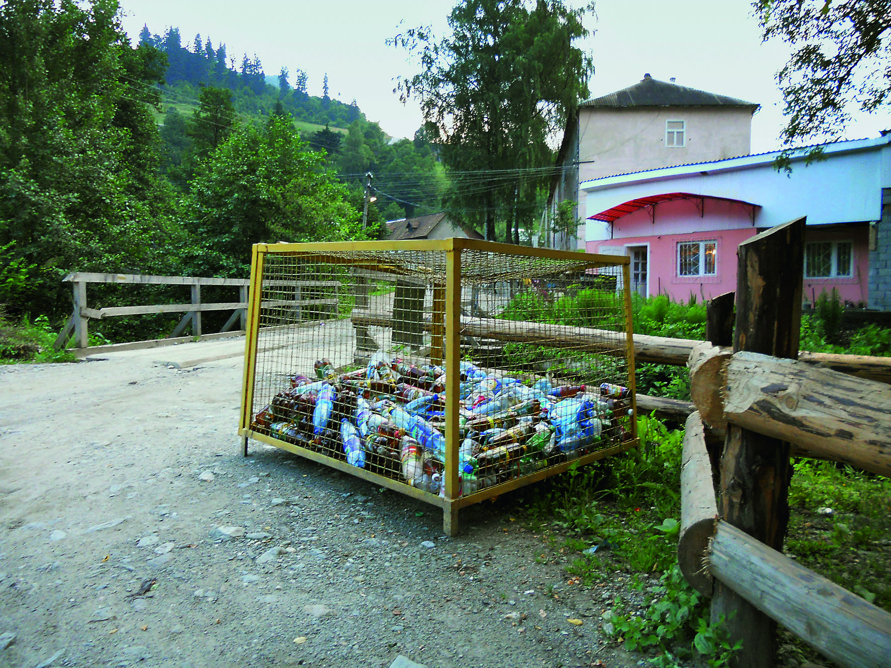Plastikflaschen-Recycling in Kostylivka (Foto: Lukas Denzler)