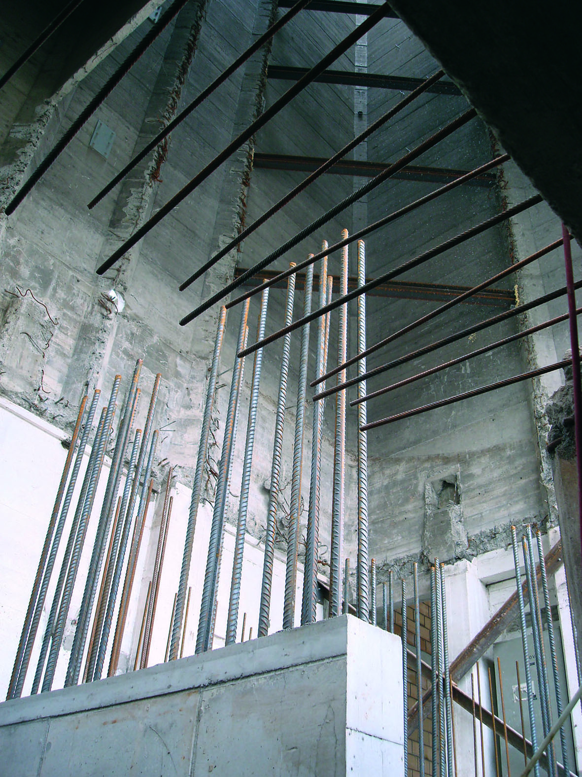 Das Bild zeigt die temporären Aussteifungen des Schachts (Foto: Berchtold?+?Eicher)