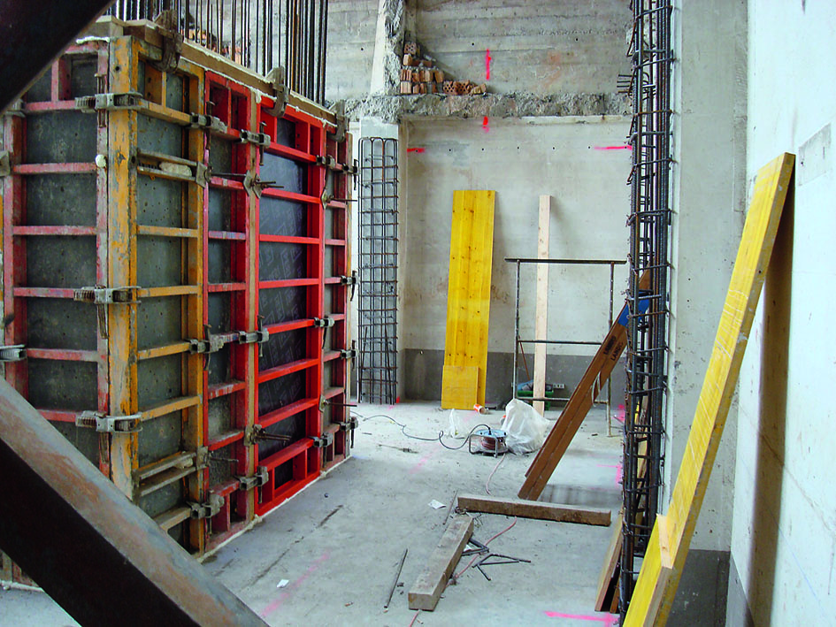 Das Foto zeigt die Bewehrung der neuen Geschossdecken (Foto: Berchtold?+?Eicher)