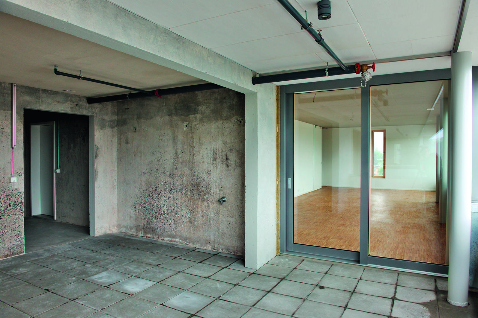 Das Bild zeigt die nicht gedämmten Loggien vor jeder Wohnung (Foto: cehphotographer) (