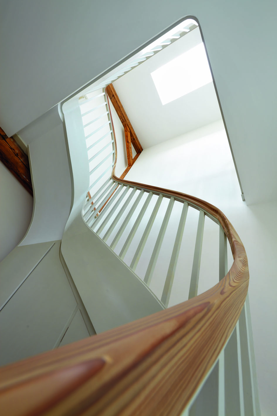 Das Foto zeigt die skulpturale Treppe im engen Treppenhaus (Foto: Michael Fritschi)