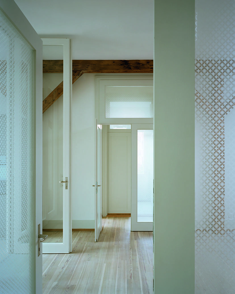 Die Glastrennwände sind zum Sichtschutz mit einem weissen Muster bedruckt (Foto: Walter Mair)