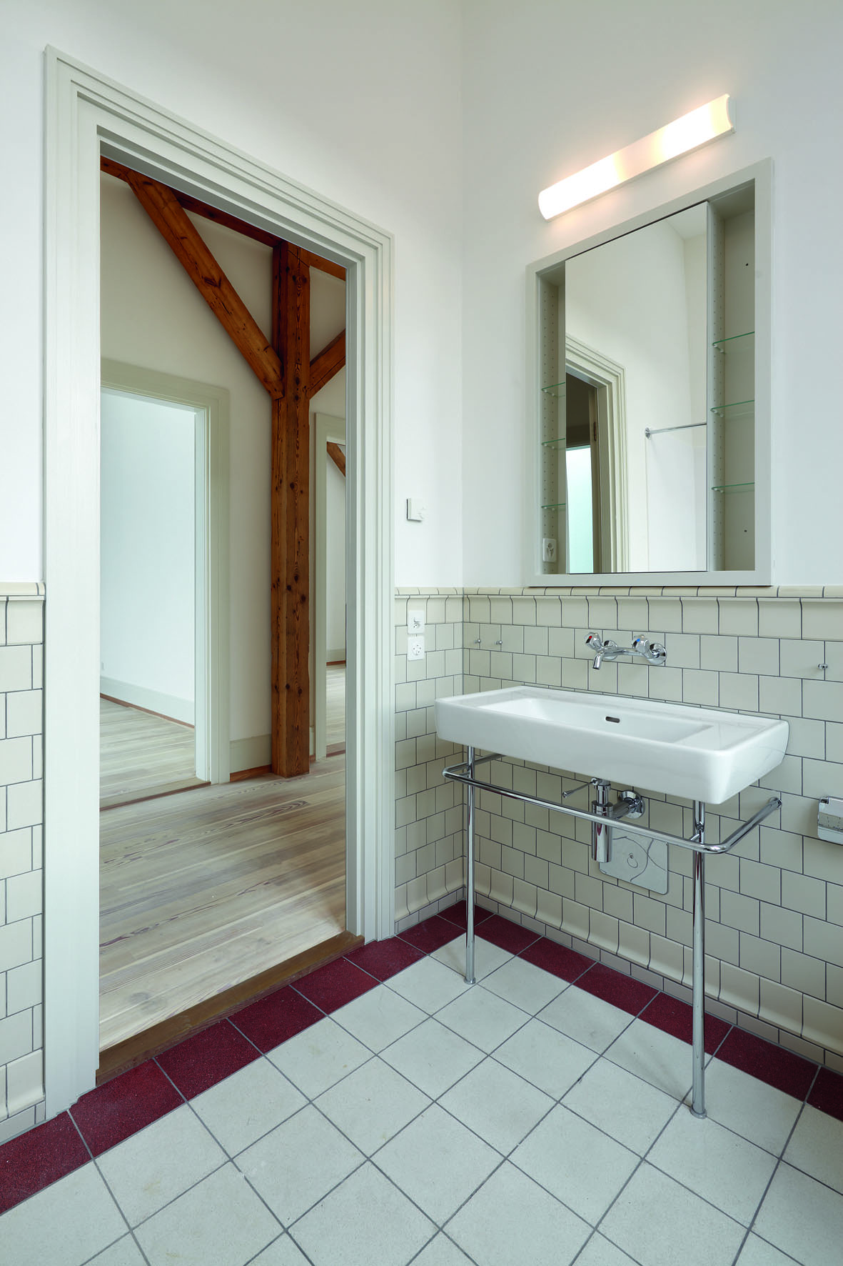 Das Foto zeigt eines der Bäder, es wurden Bauteile des Bestands verwendet (Foto: Michael Fritschi)