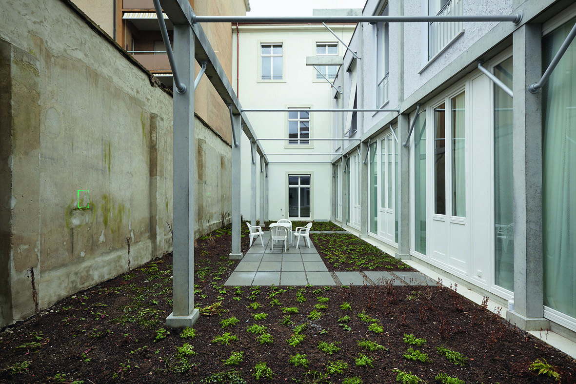 Das Bild zeigt den Gartenhof zwischen den Gebäuden (Foto: Michael Fritschi)