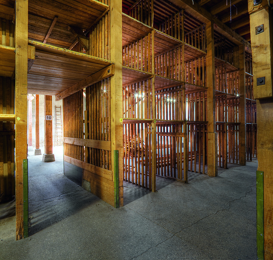 Das Foto zeigt die ehemaligen Lager aus Holzlatten (Foto: Michael Fritschi)